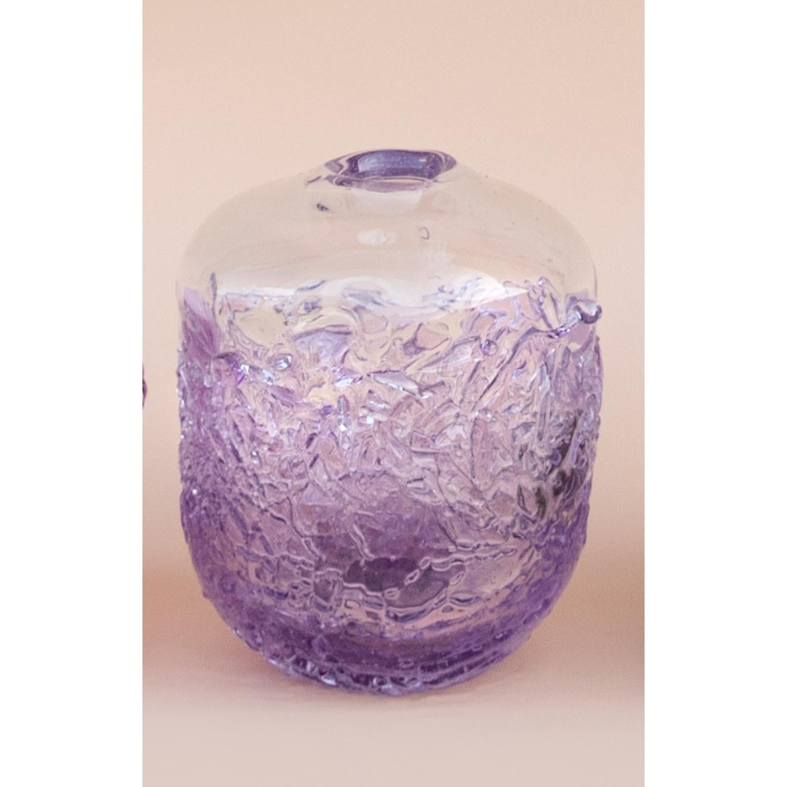 Vaso di grandi dimensioni recuperato di David David
Dimensioni: D. 23 x L. 23 x H. 24 cm.
Materiali: Vetro.
Peso: 9,5 kg.
Finitura: Grandi dimensioni, viola e trasparente.

