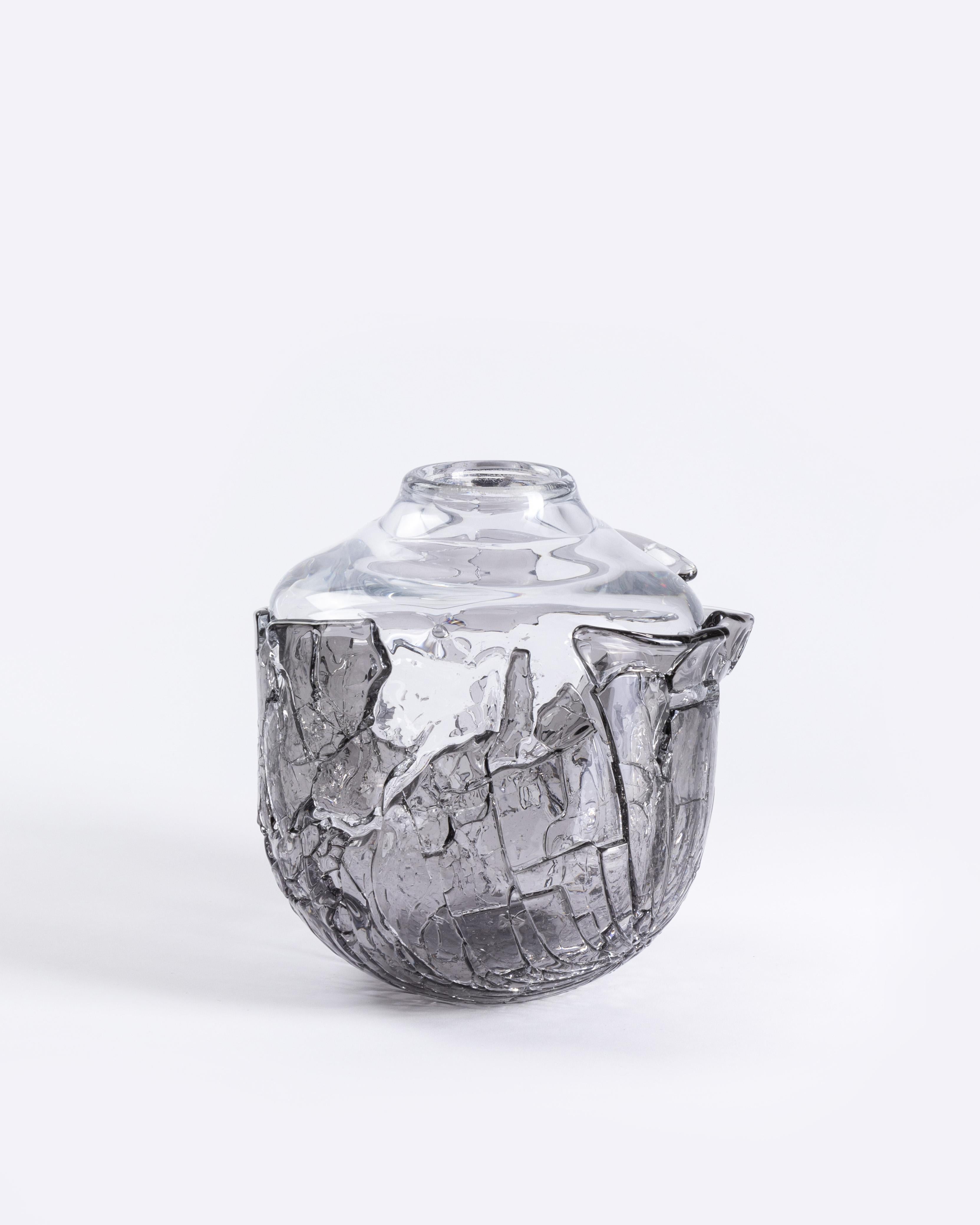 Vaso di grandi dimensioni recuperato di David David
Dimensioni: D. 23 x L. 23 x H. 24 cm.
Materiali: Vetro.
Peso: 9,5 kg.
Finitura: Grandi dimensioni, fumo e trasparente.

