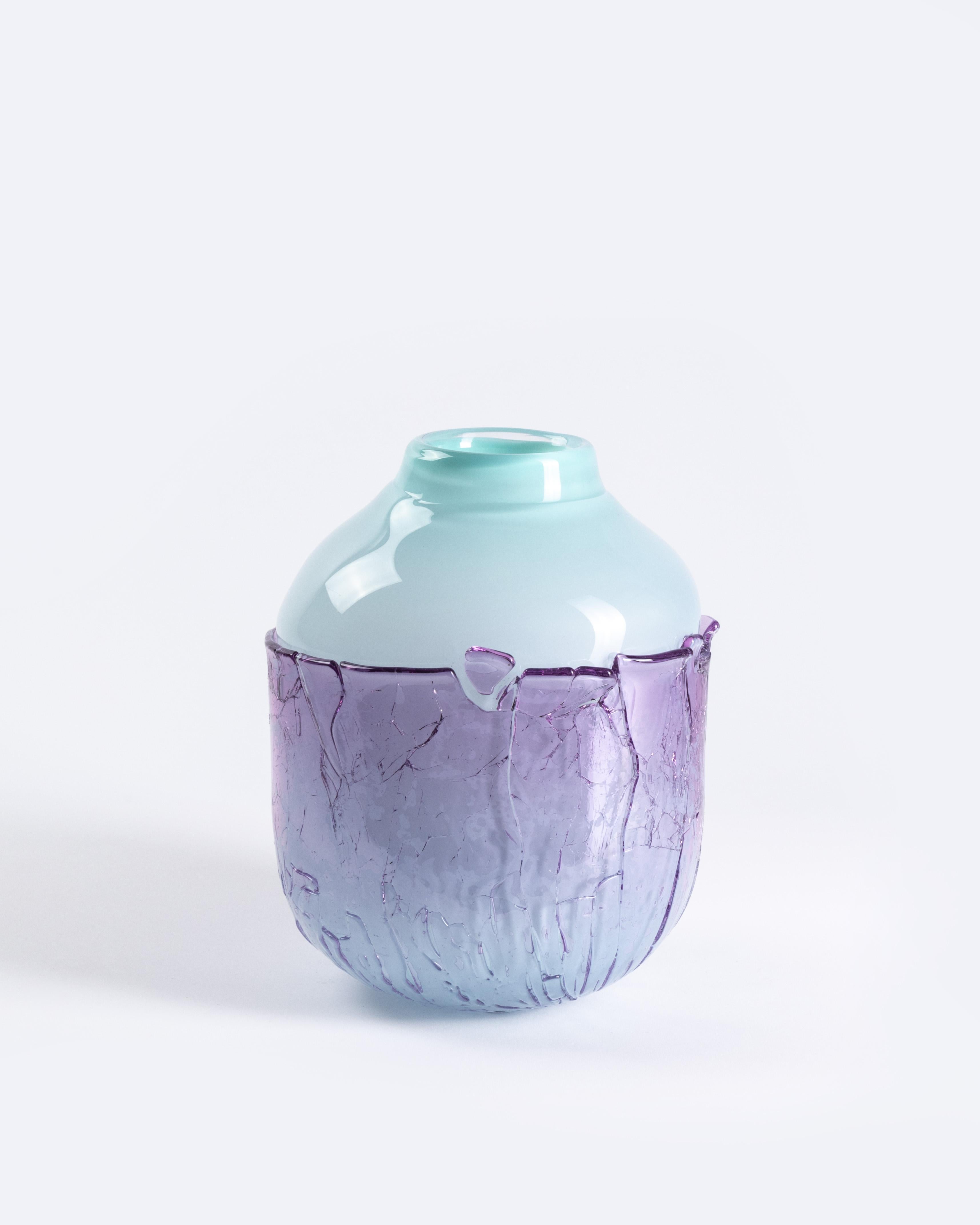 Vaso di grandi dimensioni recuperato di David David
Dimensioni: D. 23 x L. 23 x H. 24 cm.
Materiali: Vetro.
Peso: 9,5 kg.
Finitura: Grandi dimensioni, viola e menta.

