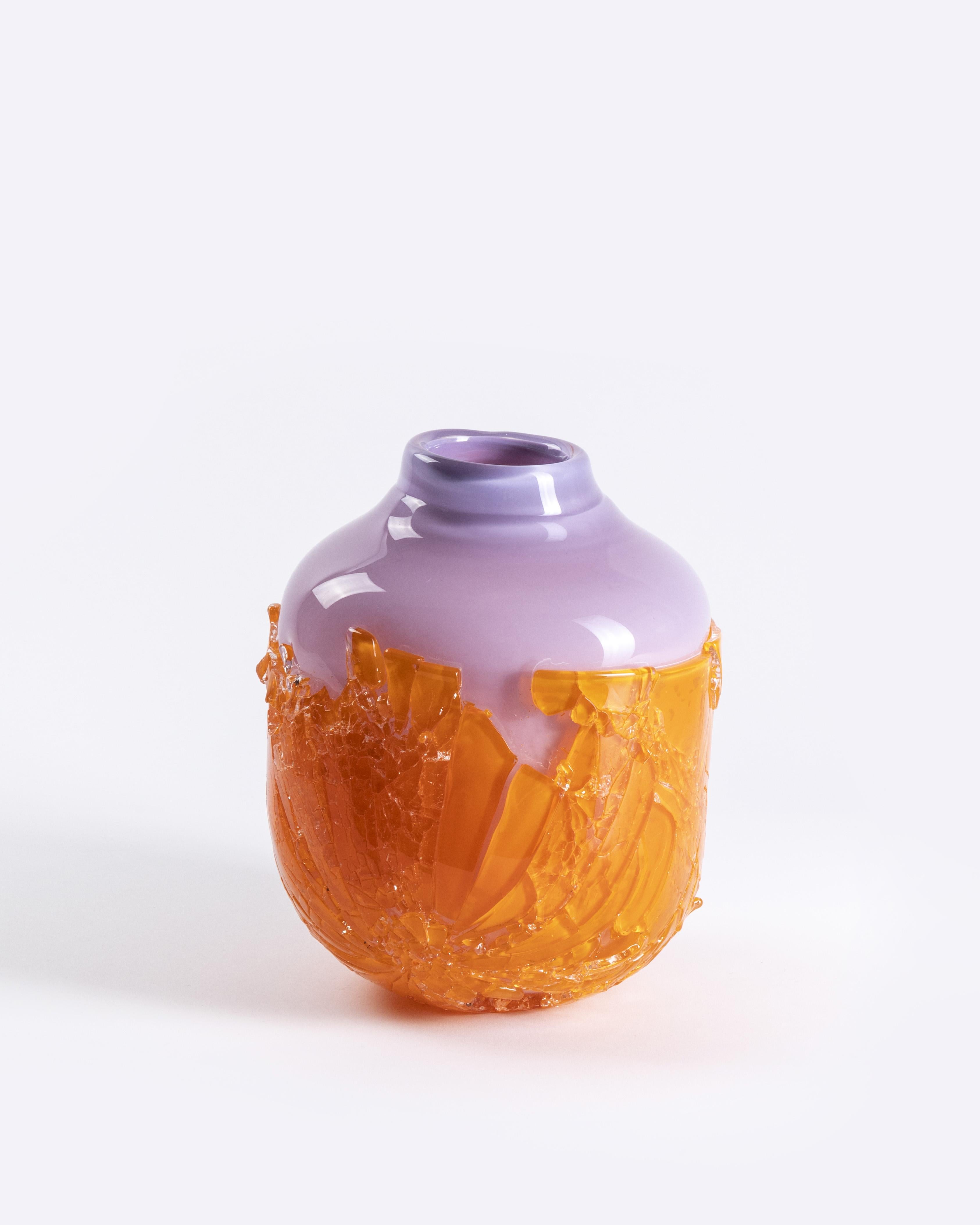 Vaso di grandi dimensioni recuperato di David David
Dimensioni: D. 23 x L. 23 x H. 24 cm.
Materiali: Vetro.
Peso: 9,5 kg.
Finitura: Grandi dimensioni, arancione e viola.

