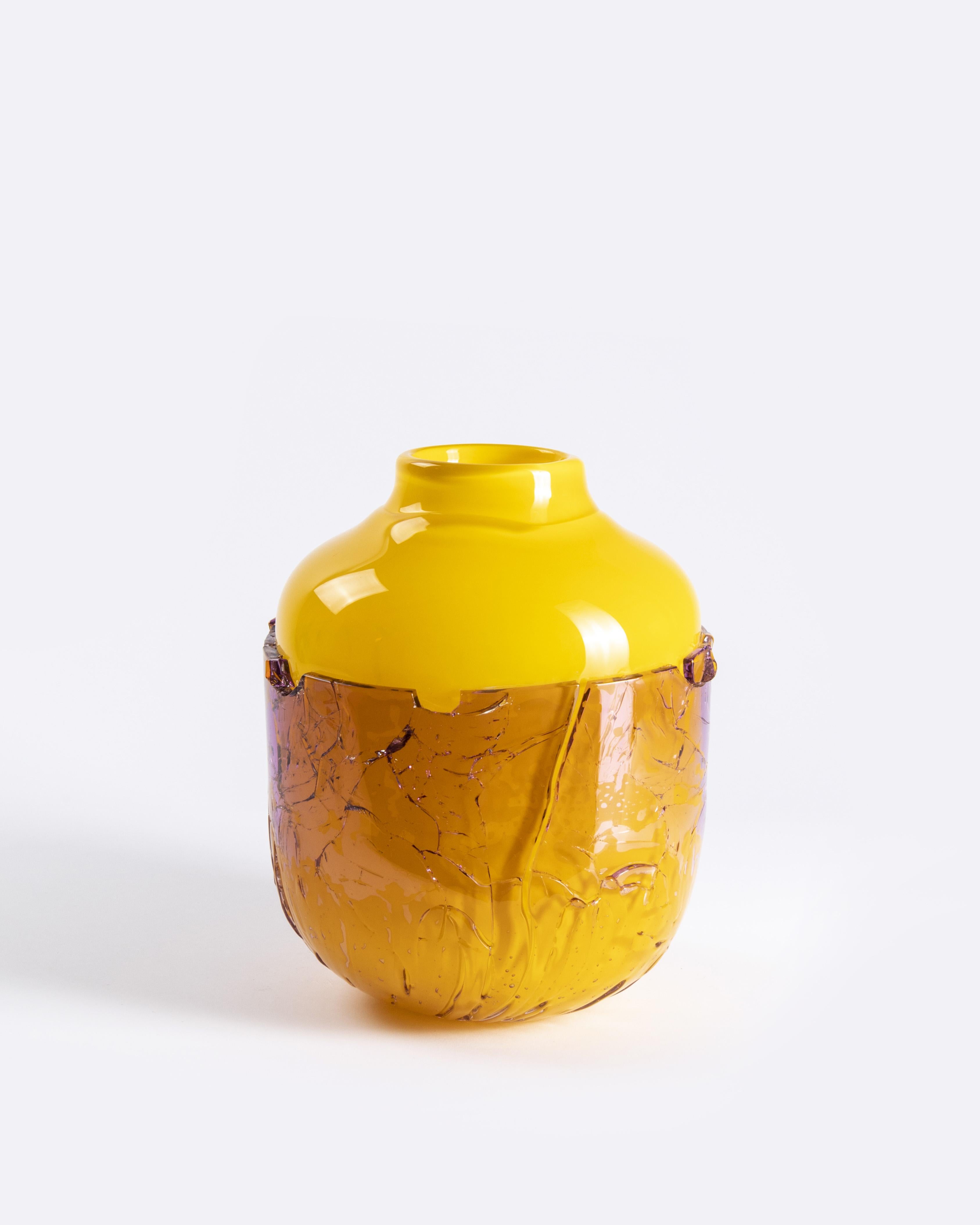 Vaso di grandi dimensioni recuperato di David David
Dimensioni: D. 23 x L. 23 x H. 24 cm.
Materiali: Vetro.
Peso: 9,5 kg.
Finitura: Grandi dimensioni, viola e giallo.

