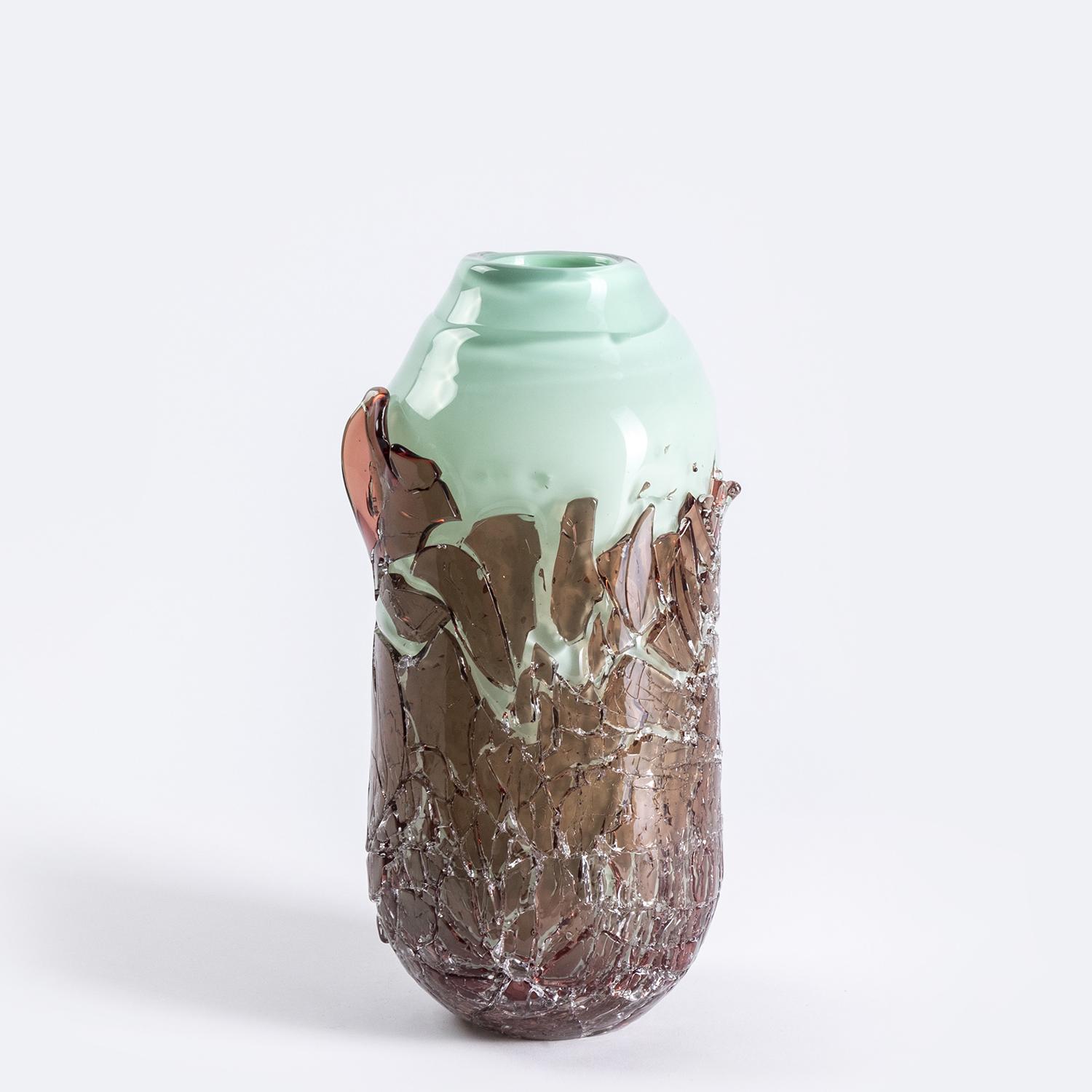 Vaso medio recuperato di David David
Dimensioni: D. 15 x L. 15 x H. 30 cm.
Materiali: Vetro.
Peso: 7 kg.
Finitura: Di medie dimensioni, rosso e menta.

