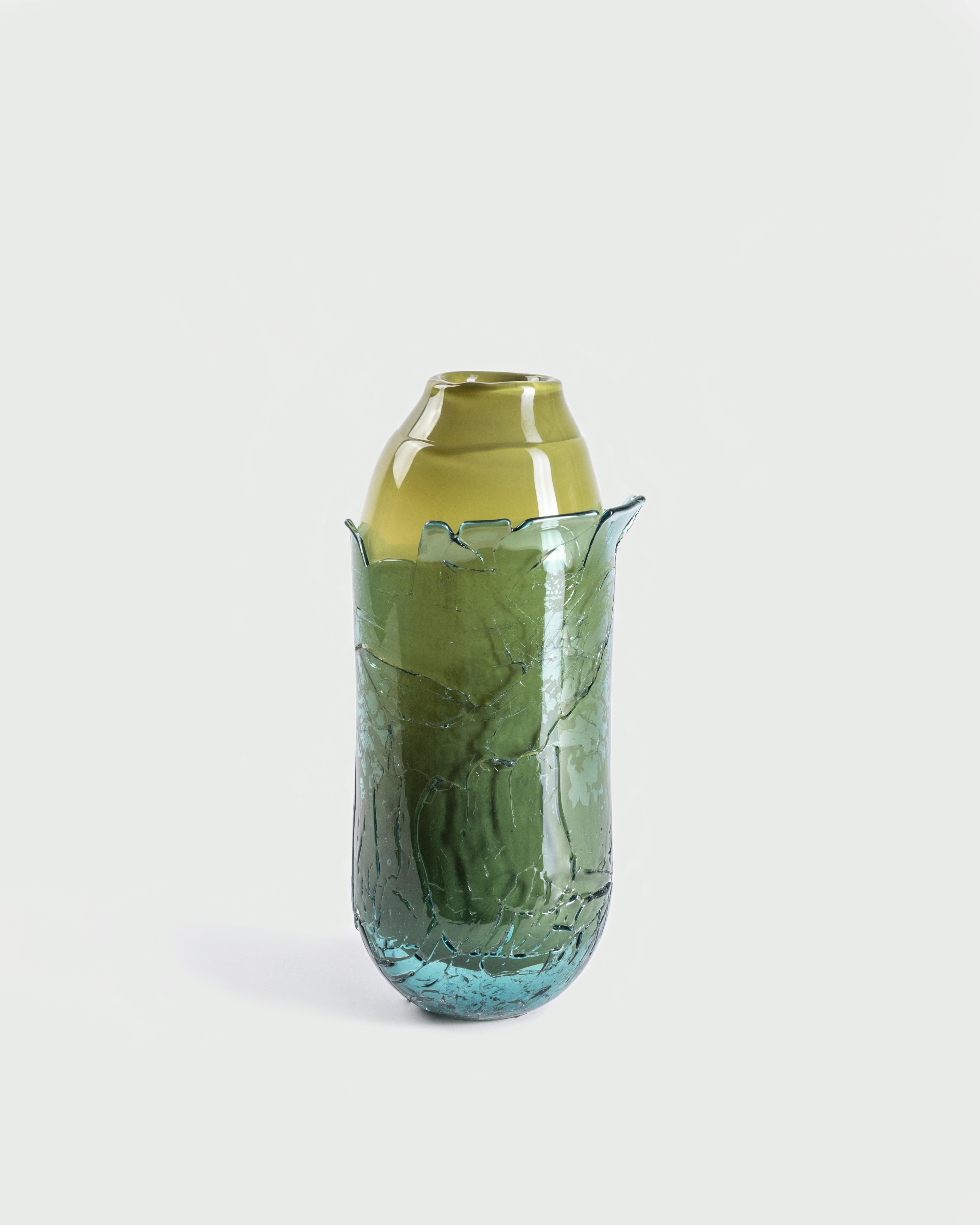 Vaso medio recuperato di David David
Dimensioni: D. 15 x L. 15 x H. 30 cm.
Materiali: Vetro.
Peso: 7 kg.
Finitura: Dimensioni medie, turchese e verde.

