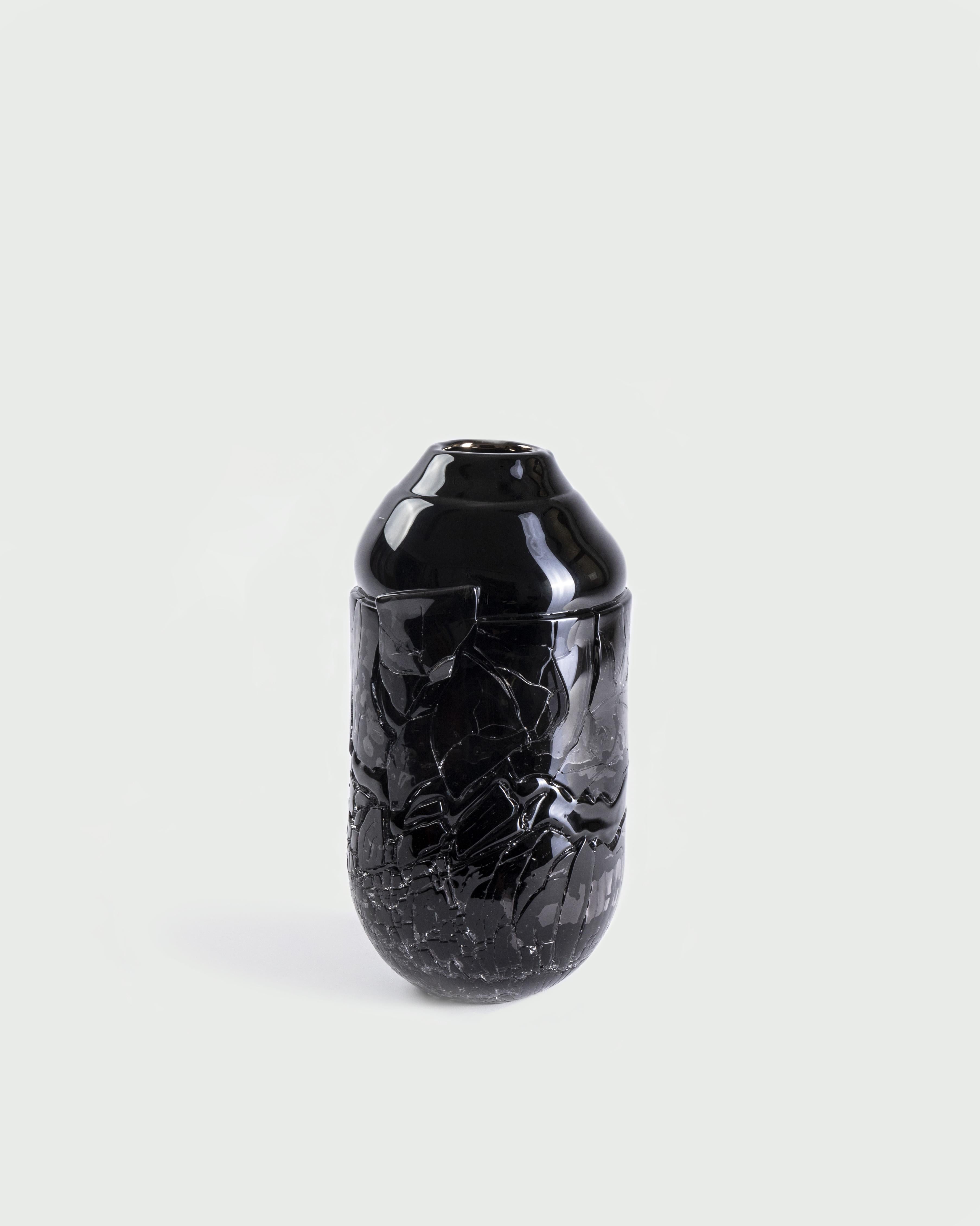 Vaso medio recuperato di David David
Dimensioni: D. 15 x L. 15 x H. 30 cm.
Materiali: Vetro.
Peso: 7 kg.
Finitura: Dimensioni medie, nero e nero.

