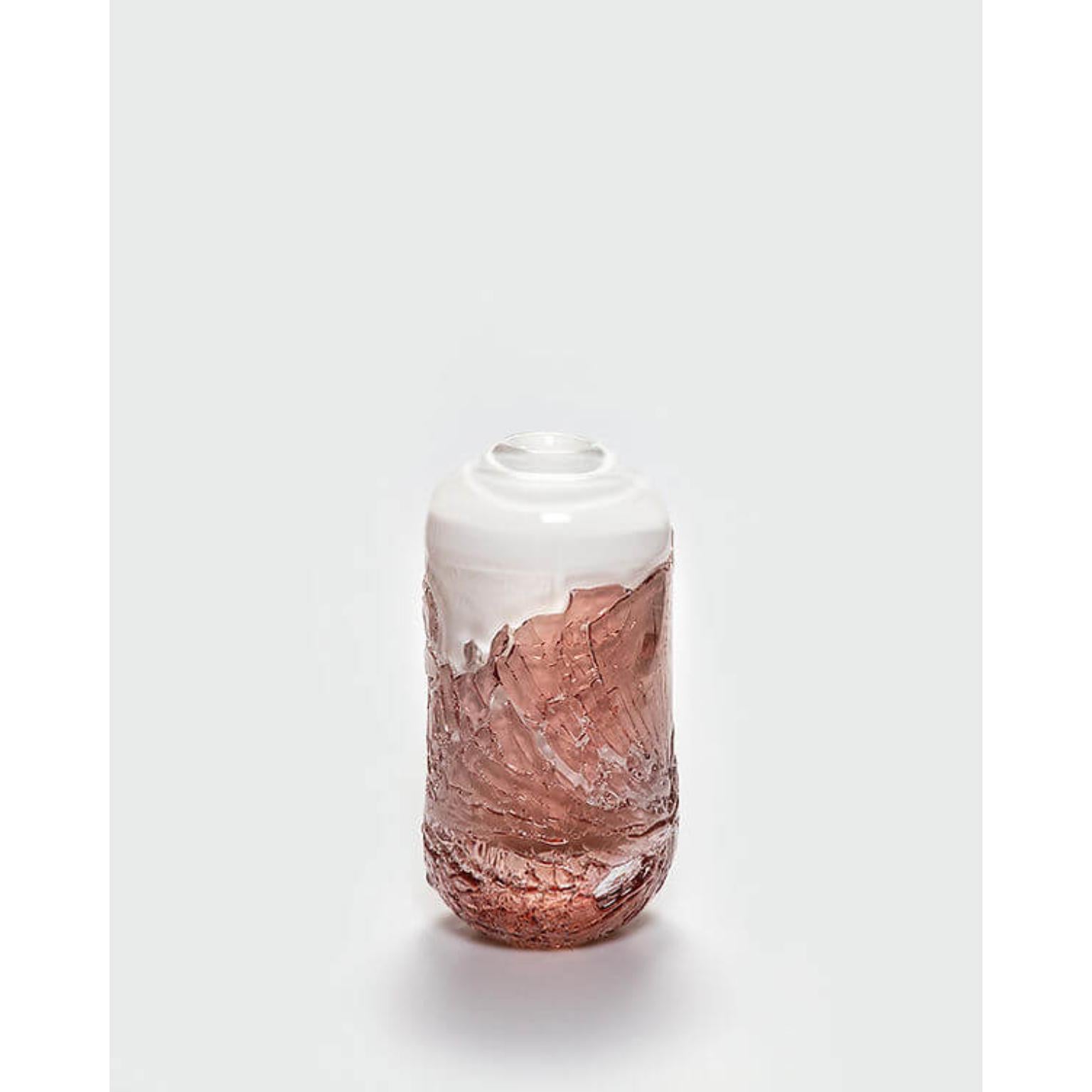 Vaso medio recuperato di David David
Dimensioni: D. 15 x L. 15 x H. 30 cm.
Materiali: Vetro.
Peso: 7 kg.
Finitura: Di medie dimensioni, rosso e bianco.

