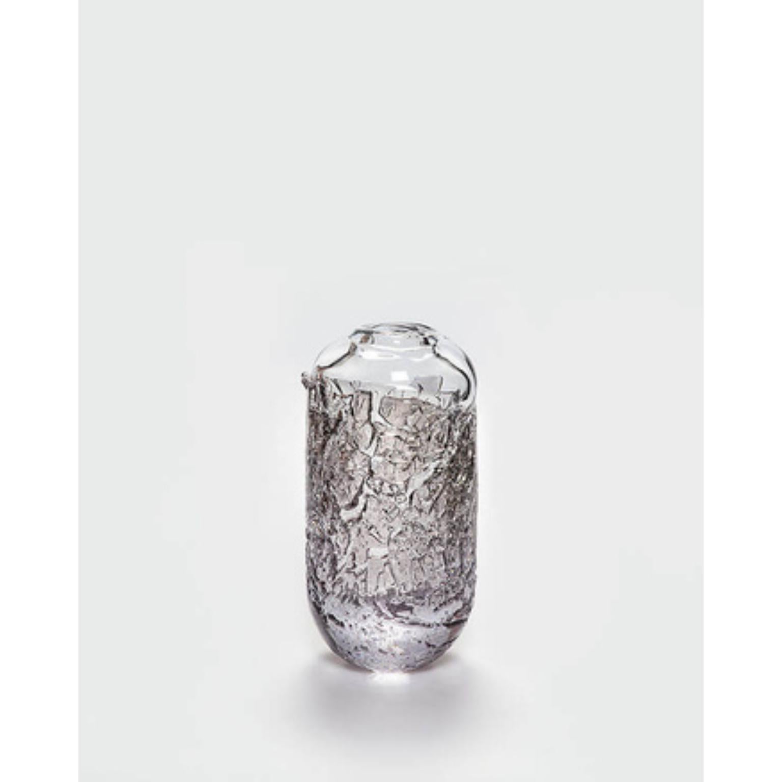 Vaso medio recuperato di David David
Dimensioni: D. 15 x L. 15 x H. 30 cm.
Materiali: Vetro.
Peso: 7 kg.
Finitura: Di medie dimensioni, fumé e trasparente.


