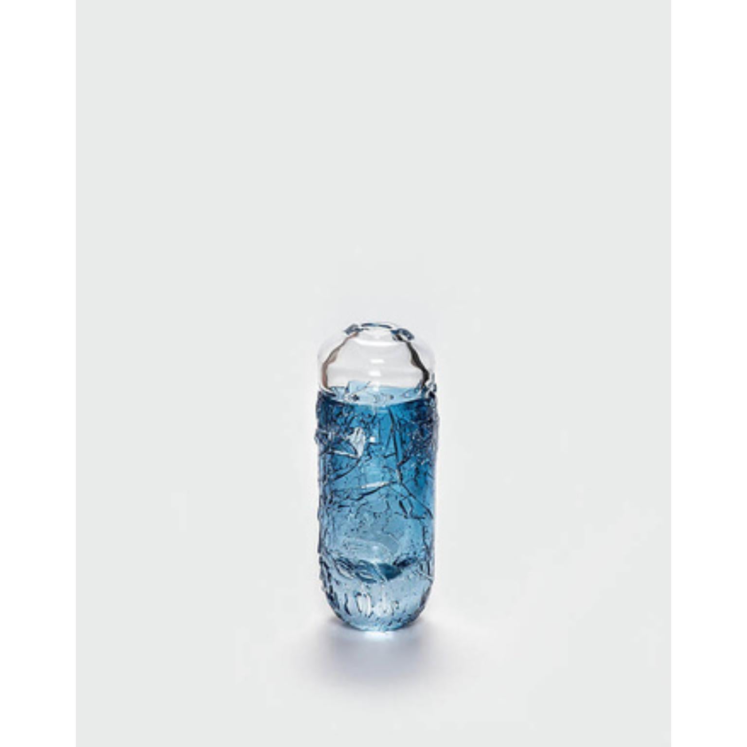 Vaso piccolo recuperato di David David
Dimensioni: D. 11 x L. 11 x H. 28 cm.
Materiali: Vetro.
Peso: 3,5 kg.
Finitura: Dimensioni ridotte, blu e trasparente.

