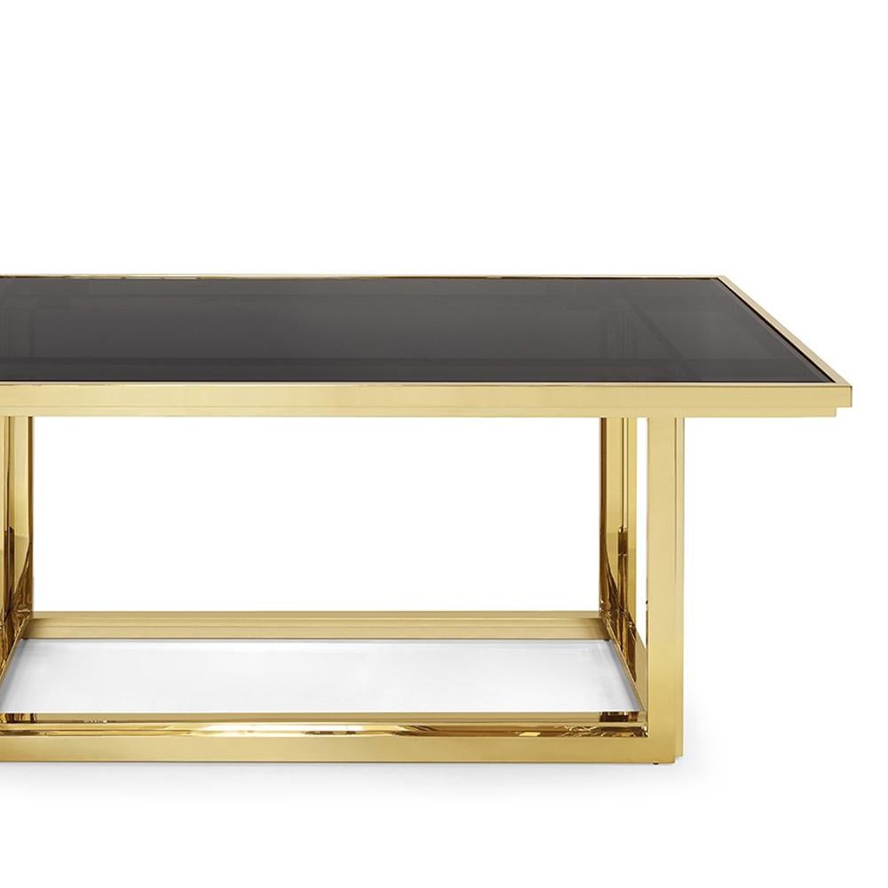 Dining table recta with metal structure in gold
finish and with tempered smoked glass top.
Also available in chrome finish.