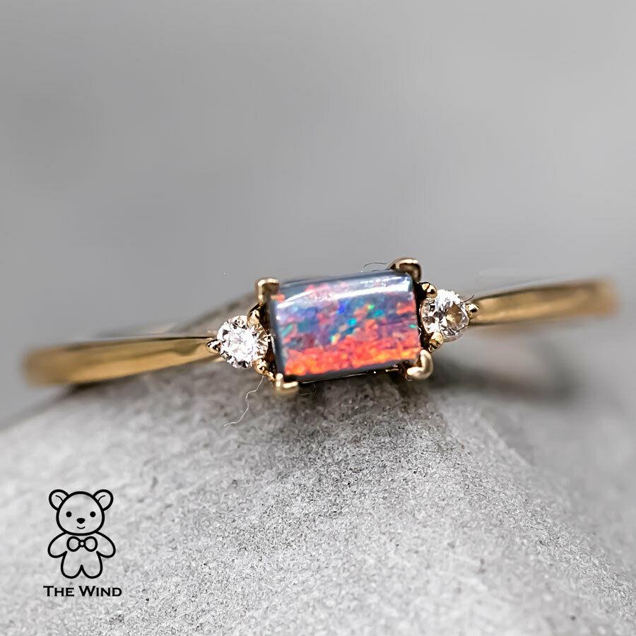 Minimalistischer Rechteckiger Australischer Boulder Opal Diamant Verlobungsring 18K Gelbgold.


Kostenloser Inlandsversand mit USPS First Class! Kostenlose Geschenktüte oder -box zu jeder Bestellung!

Der Opal, die Königin der Edelsteine, ist einer