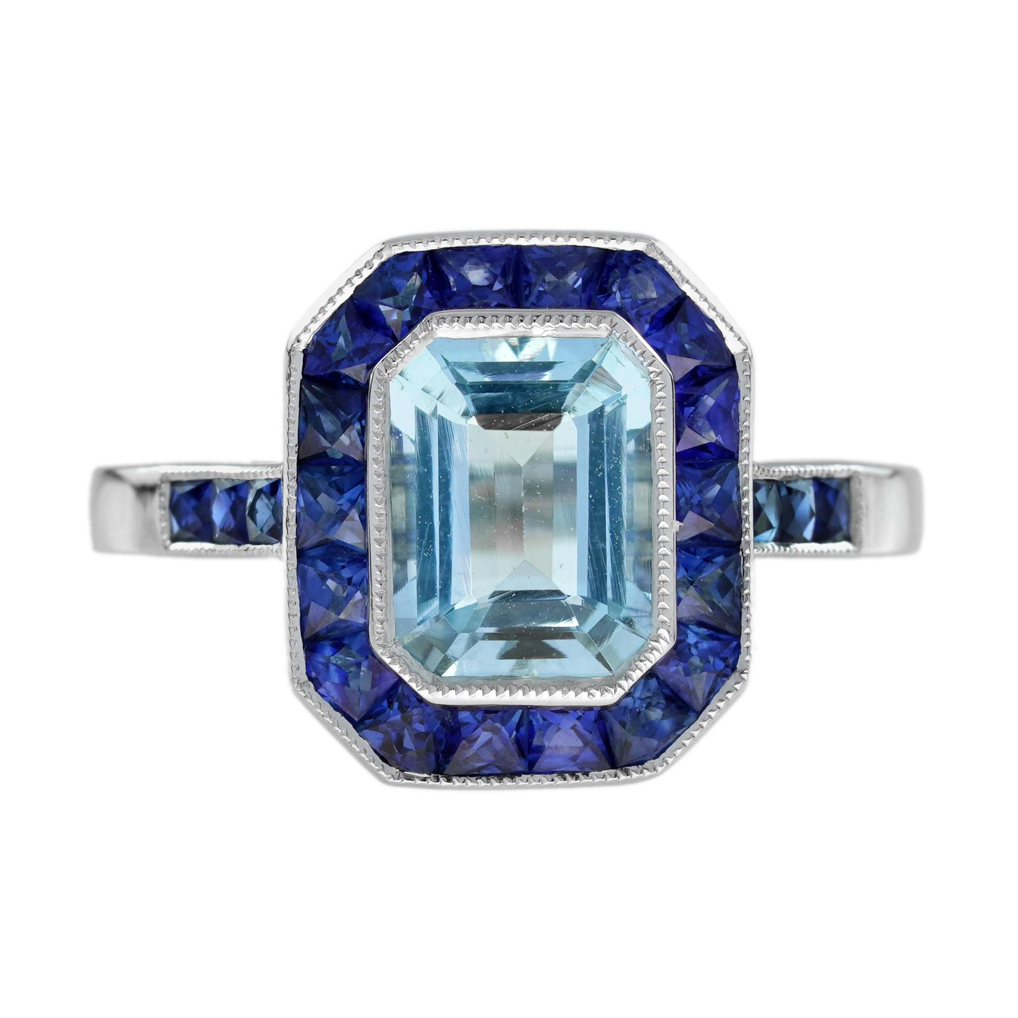 Aquamarin- und Smaragdring im Art-Deco-Stil. Der zentrale Aquamarin im Smaragdschliff wiegt ca. 1,4 Karat und ist von einem blauen Saphir im französischen Schliff umgeben, der an den Schultern sitzt. Der Ring würde eine schöne Art Deco-Stil