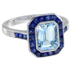 Bague rectangulaire en or blanc avec aigue-marine bleue et saphir sertie d'un halo de style Art déco