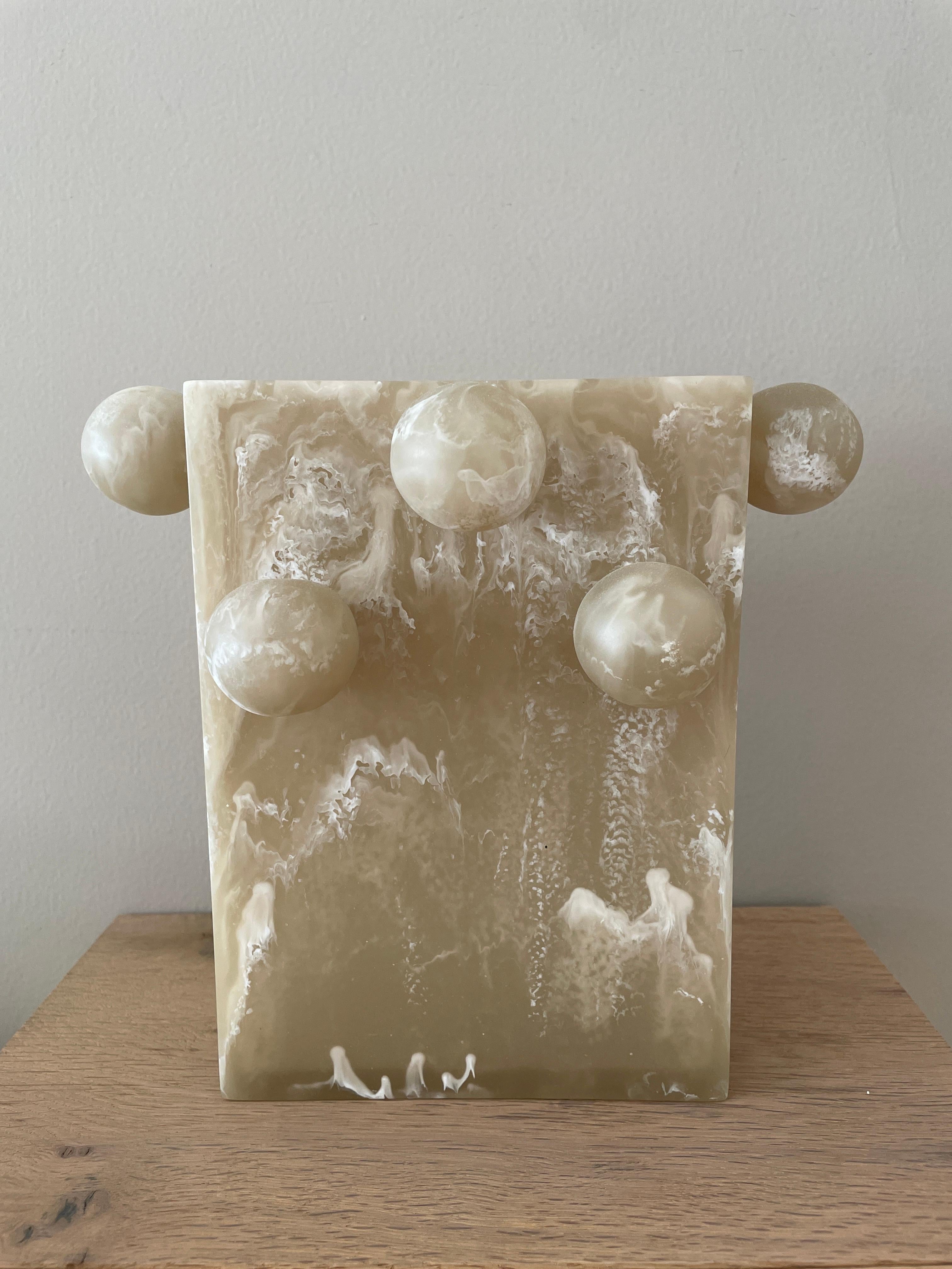 Die auffällige und elegante Vase Rectangle Bubble hat eine einzigartige Silhouette, die jedem Raum eine moderne und verspielte Note verleiht. Ob als Einrichtungsgegenstand oder als Blumenschmuck, diese Vase ist ebenso vielseitig wie
