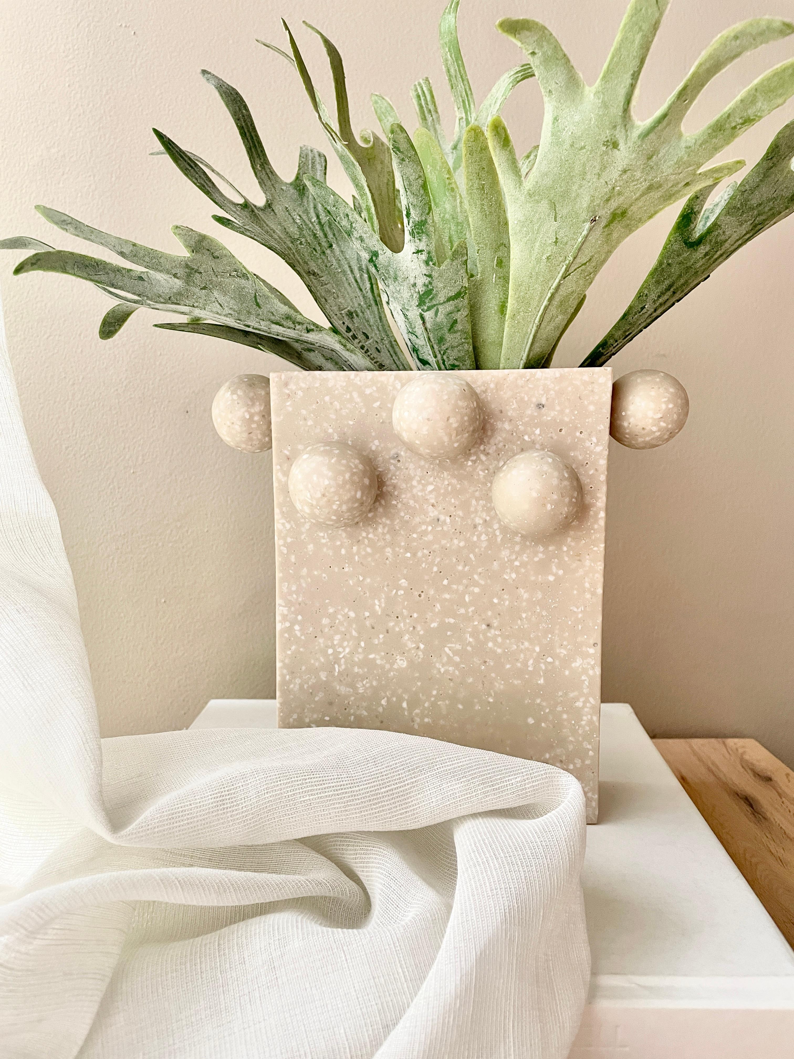 Eleganza e raffinatezza, il vaso a bolla rettangolare ha una silhouette unica che dona un tocco moderno e giocoso a qualsiasi spazio. Da inserire in un mobile o da riempire con fiori, questo vaso è tanto versatile quanto bello.

Materiale: Terrazo