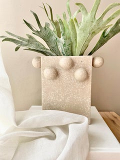 Jarrón Burbuja Rectángulo de Resina Beige Terrazo by Paola Valle