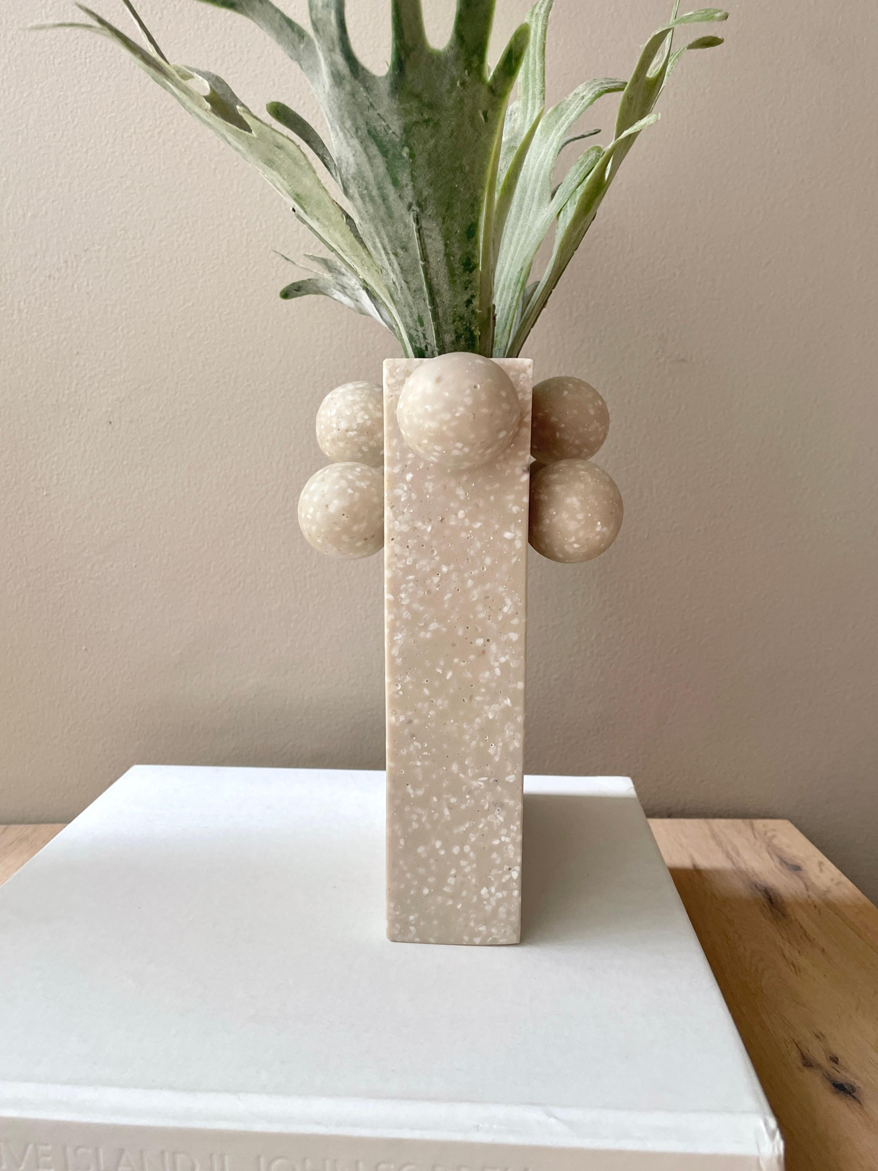 Messicano Vaso a bolla rettangolare in resina beige Terrazo di Paola Valle in vendita