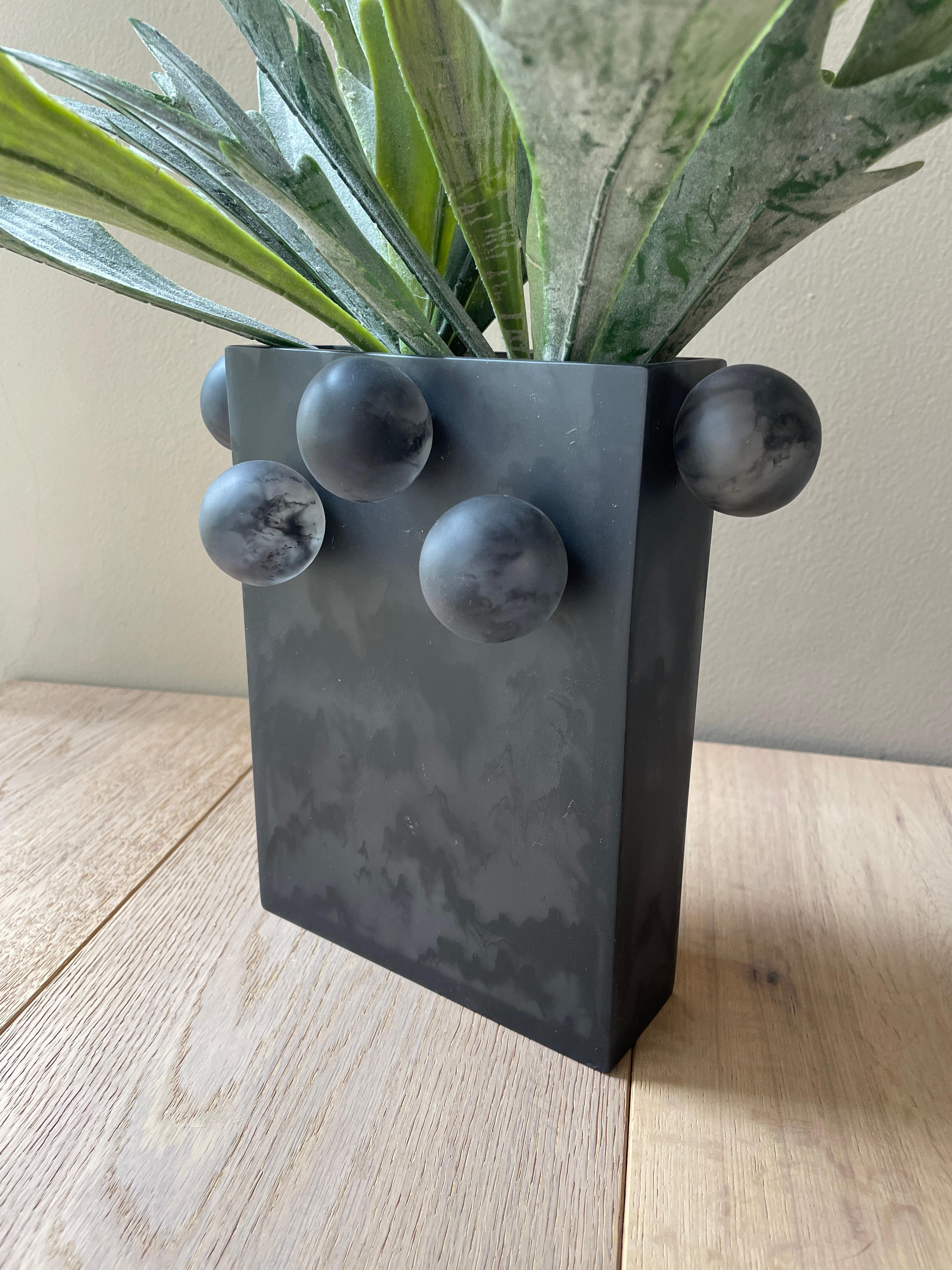 Die auffällige und elegante Vase Rectangle Bubble hat eine einzigartige Silhouette, die jedem Raum eine moderne und verspielte Note verleiht. Ob als Einrichtungsgegenstand oder als Blumenschmuck, diese Vase ist ebenso vielseitig wie