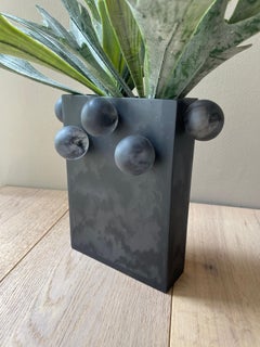 Vaso a bolla rettangolare in resina nera di Paola Valle