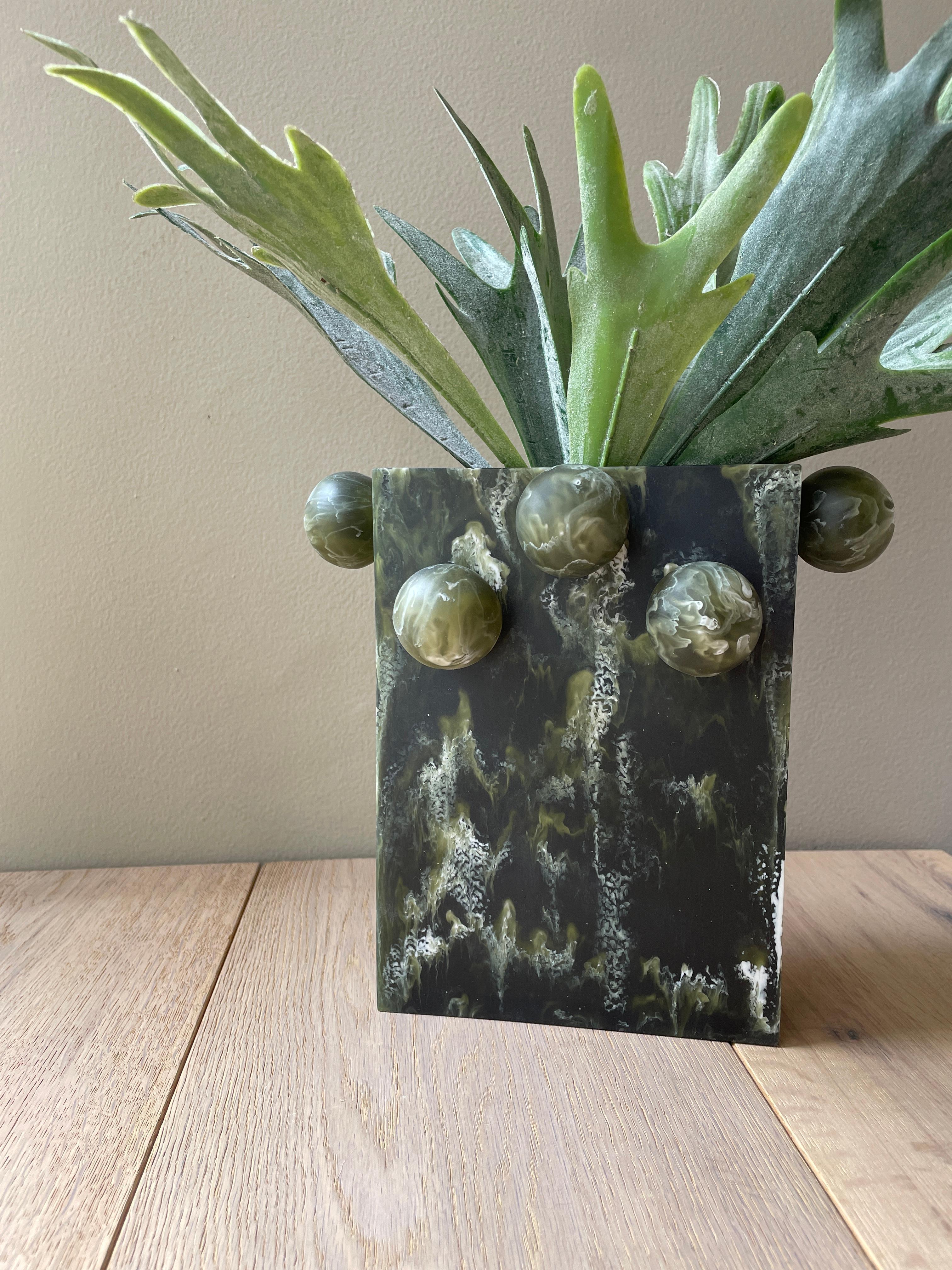 Striking and elegant, the Rectangle Bubble Vase has a unique silhouette that brings a modern and playful feel to any space. Styled in built-ins or filled with florals, this vase is as versatile as it is beautiful.

Material: Resin 

Designed by
