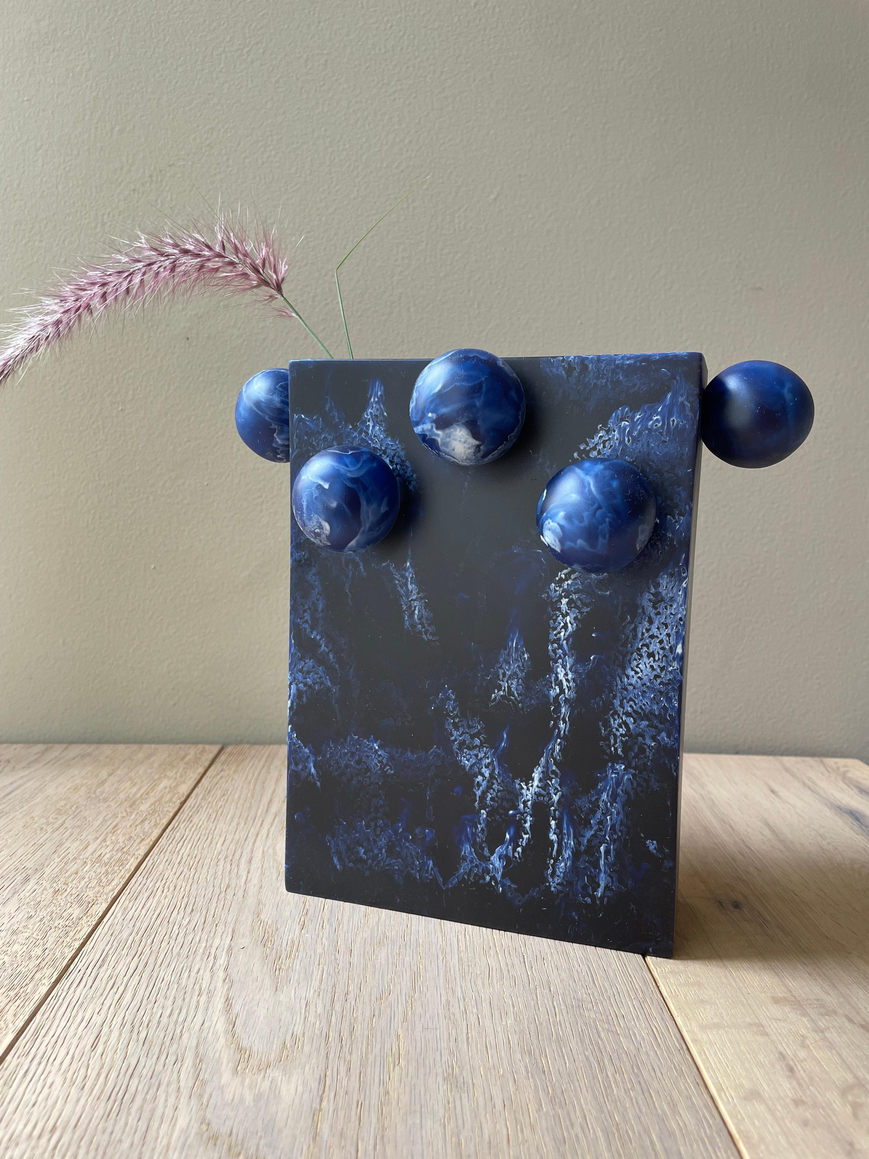Calco Vaso a bolla rettangolare in resina blu navy di Paola Valle in vendita