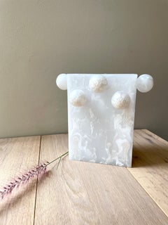 Vaso a bolla rettangolare in resina bianca di Paola Valle