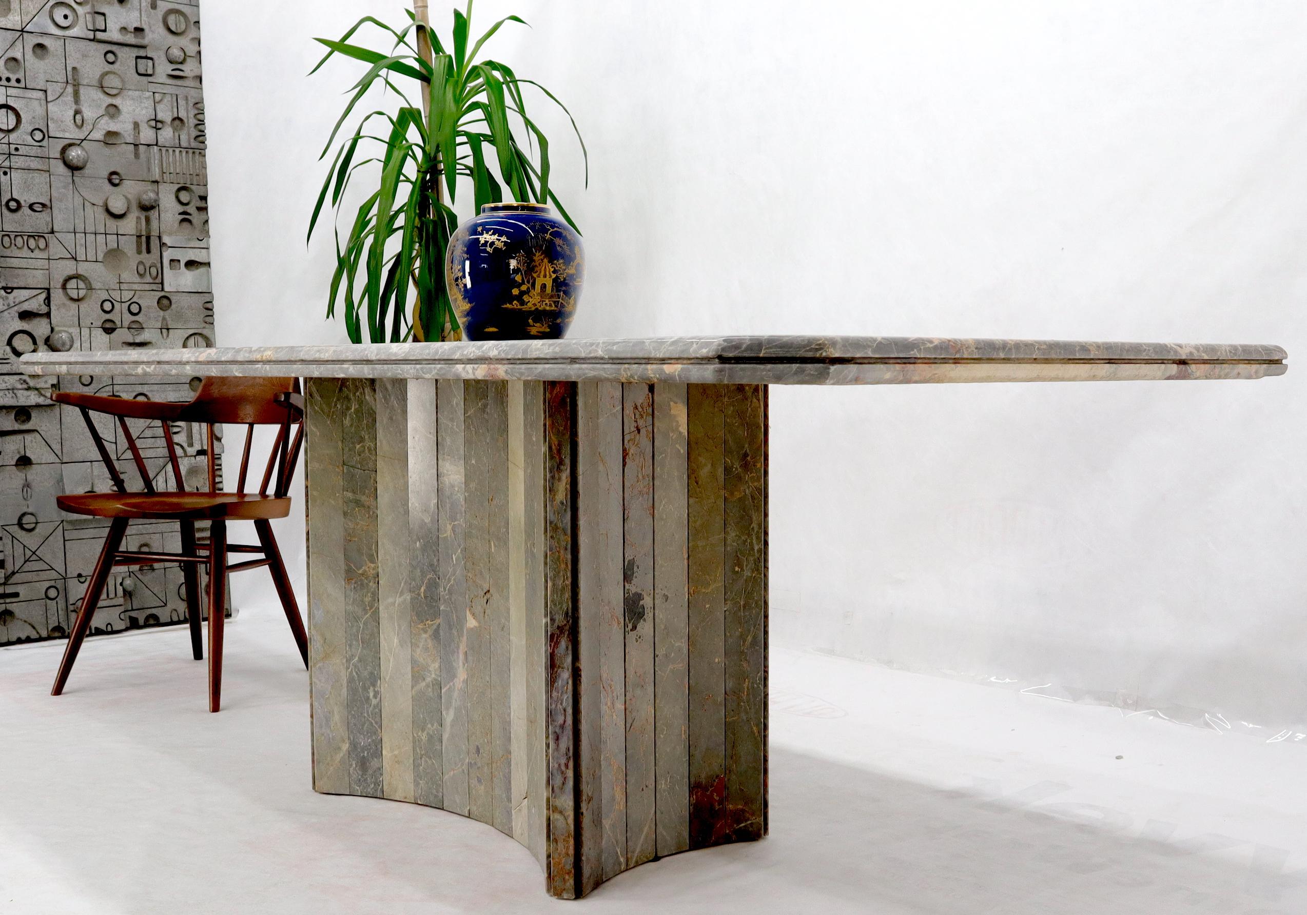 Table de conférence en marbre gris et blanc cassé, de style italien moderne du milieu du siècle, avec des bords concaves.