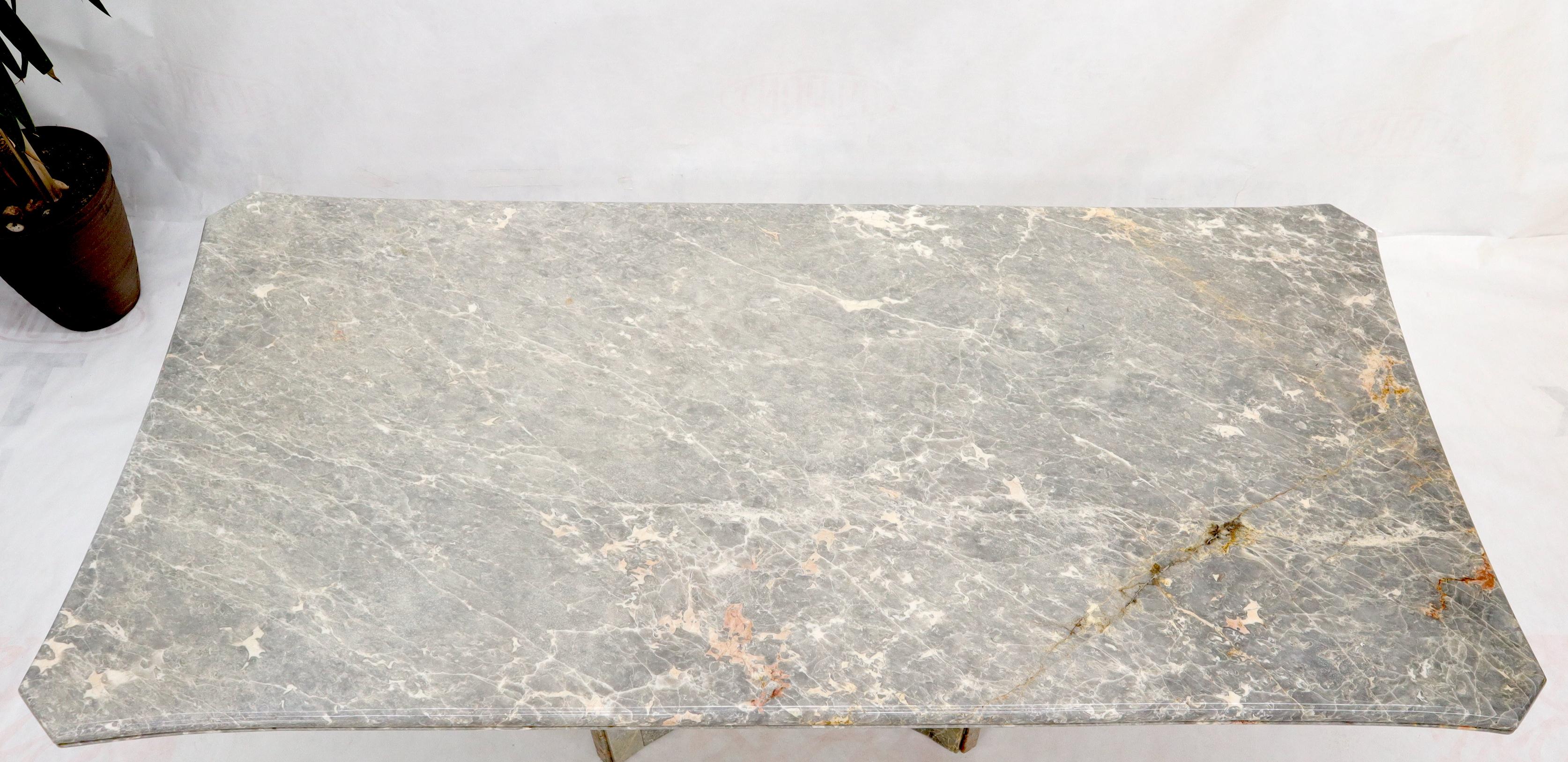 italien Table de conférence à manger rectangulaire de forme concave avec grand plateau en marbre et un seul piédestal en vente