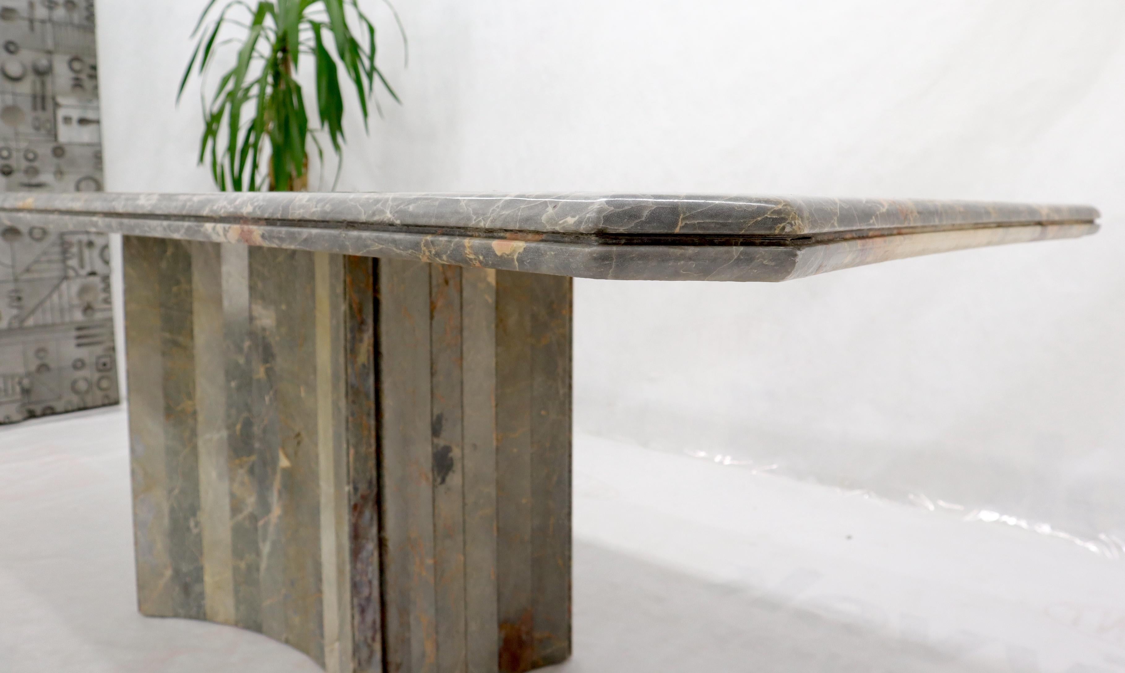 Table de conférence à manger rectangulaire de forme concave avec grand plateau en marbre et un seul piédestal en vente 1