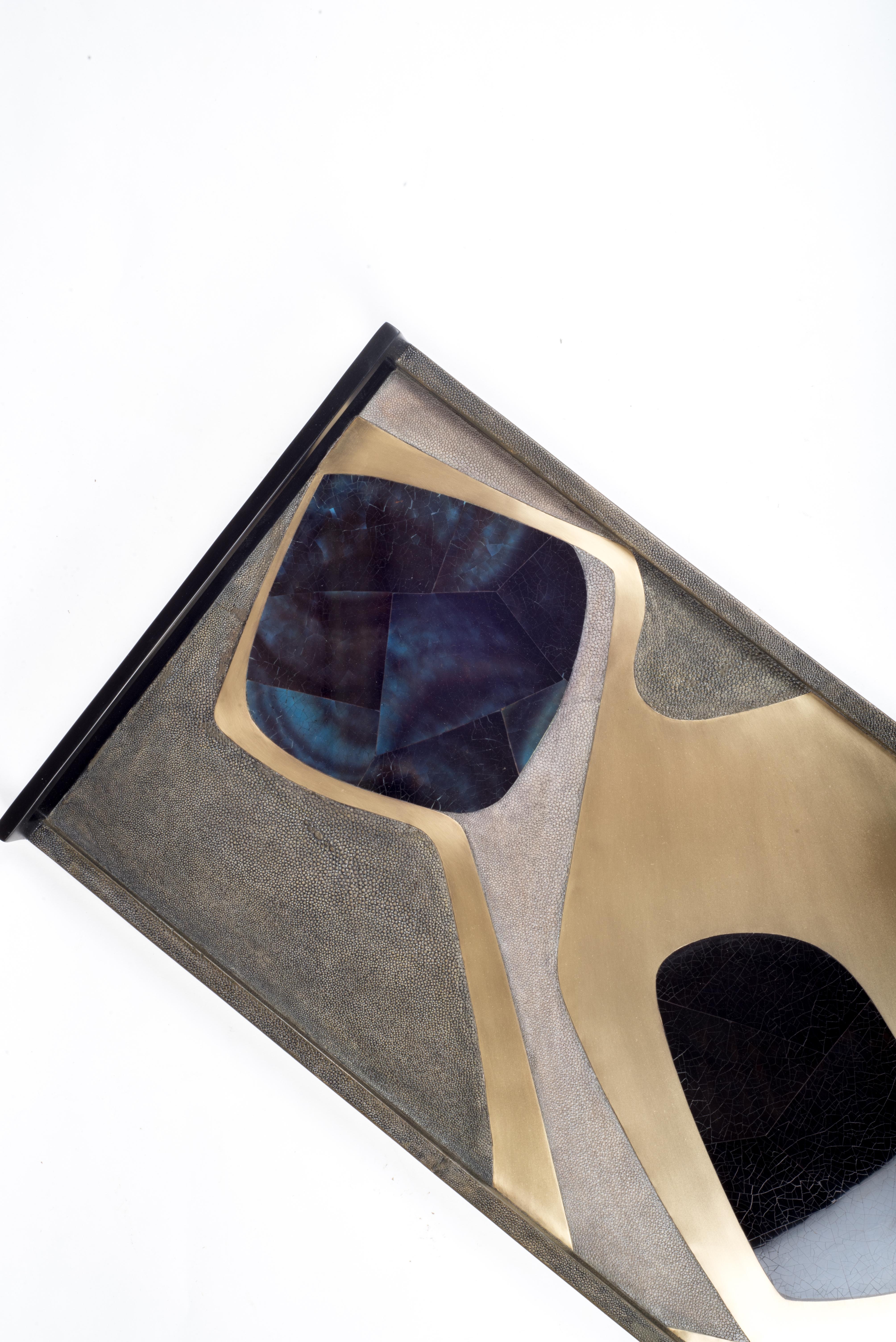Le plateau rectangulaire Cosmos est une pièce de table étonnante pour tout espace. Disponible en couleur claire ou foncée, incrustée dans un mélange de galuchat, de coquille de stylo et de laiton bronze-patina. Également disponible sur un plateau