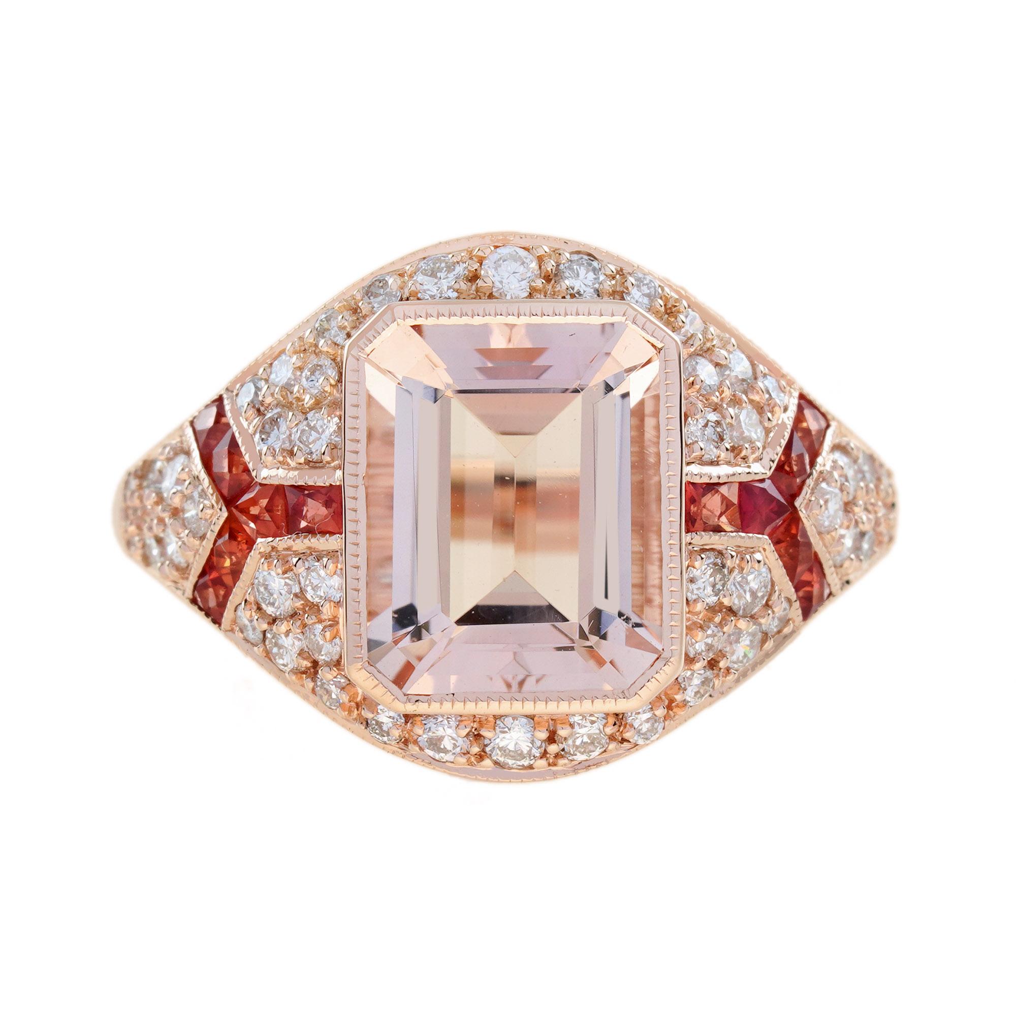 Une magnifique morganite de taille émeraude est présentée dans un style Art déco classique. La glorieuse pierre précieuse pêche pâle rayonne à l'intérieur d'un halo étincelant de diamants ronds de taille brillant, ponctué à l'est et à l'ouest de