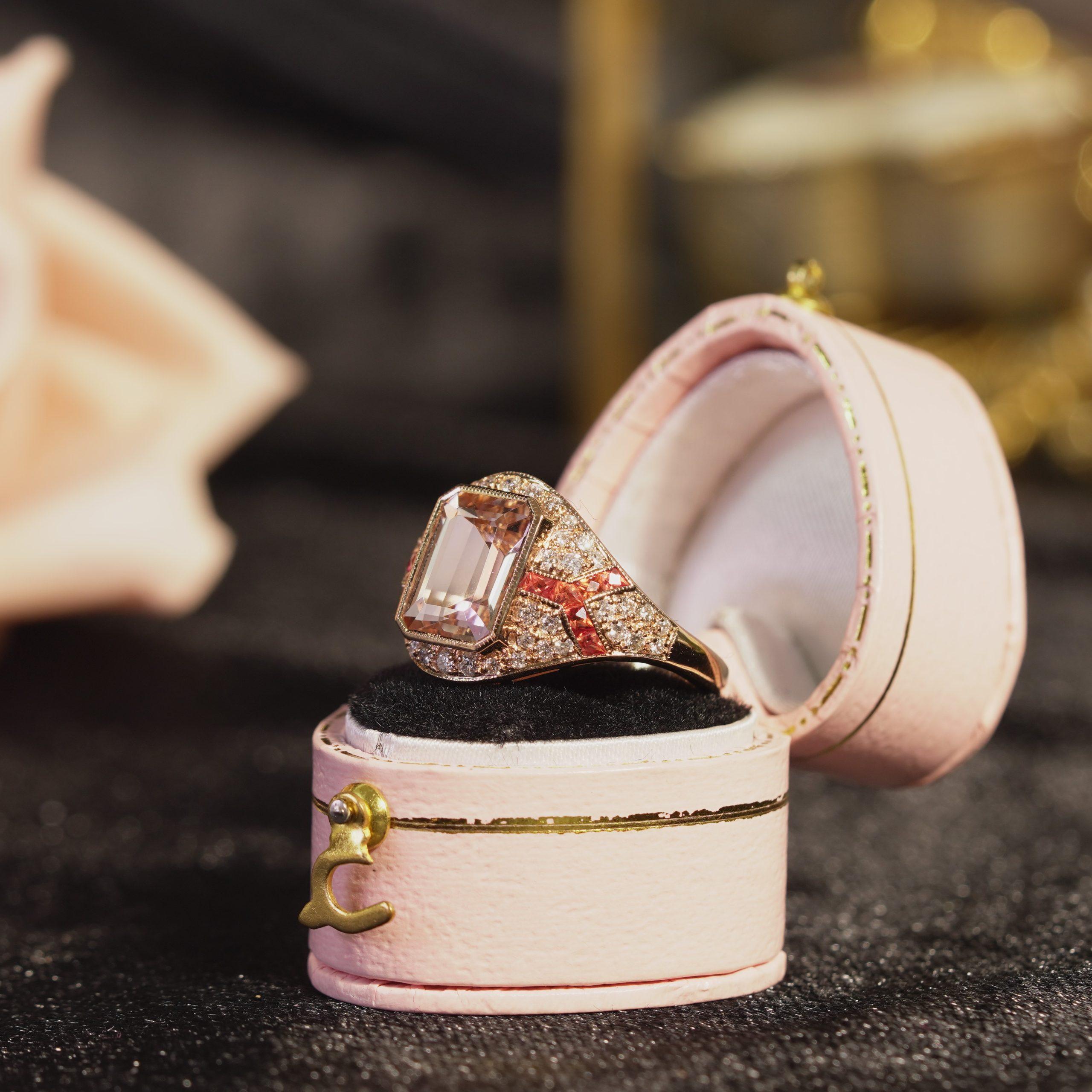 Bague rose Morgane rose à taille rectangulaire, saphir orange, diamant, style Art Déco en vente 1