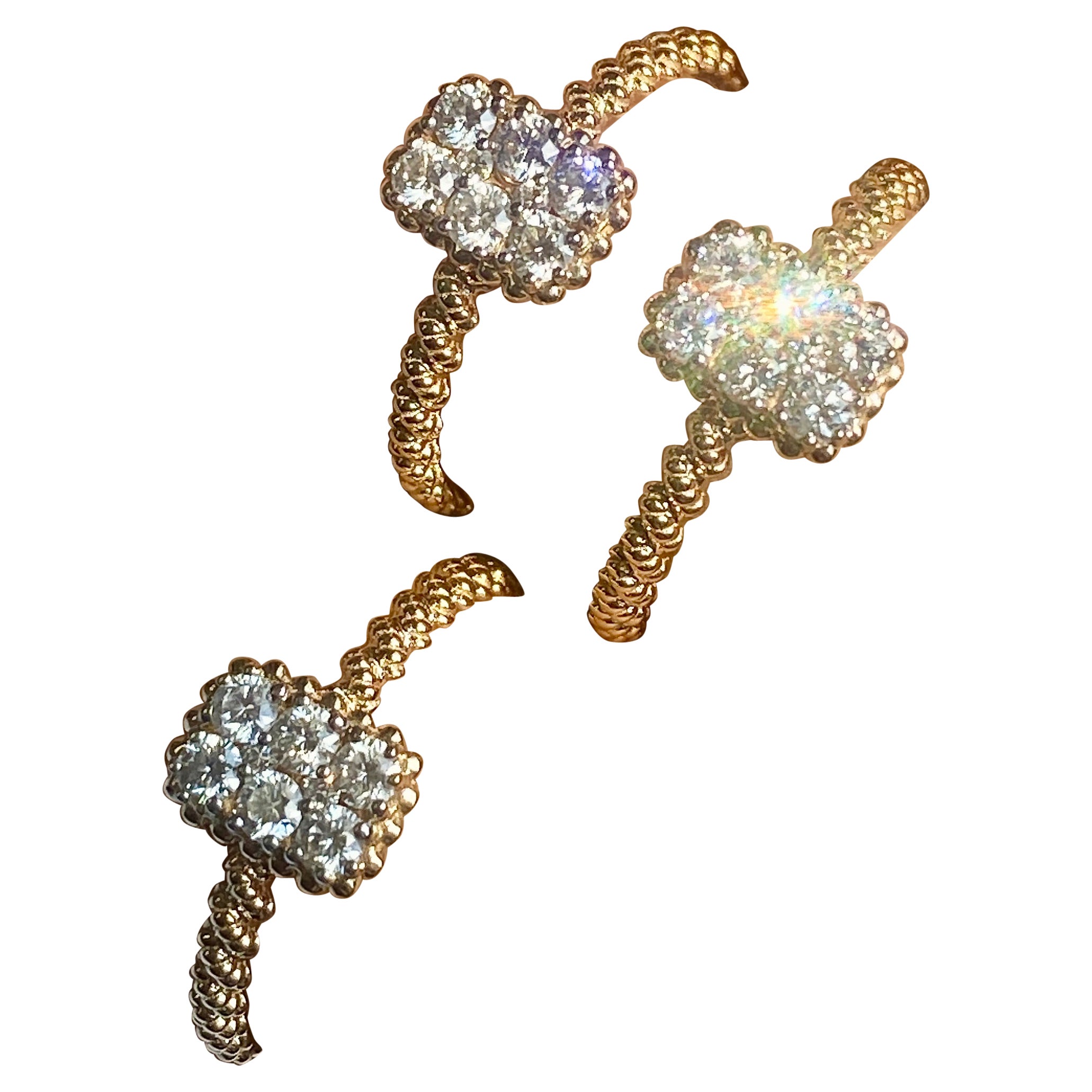 Cluster-Diamantring in einem Seil-Design-Schaft. Dieser Diamantring besteht aus 6 großen Diamanten in der Mitte, die vertikal aufgereiht sind, und 2 kleinen Diamanten in der Mitte, die in den Cluster eingebettet sind! Das Design des Schafts ist ein