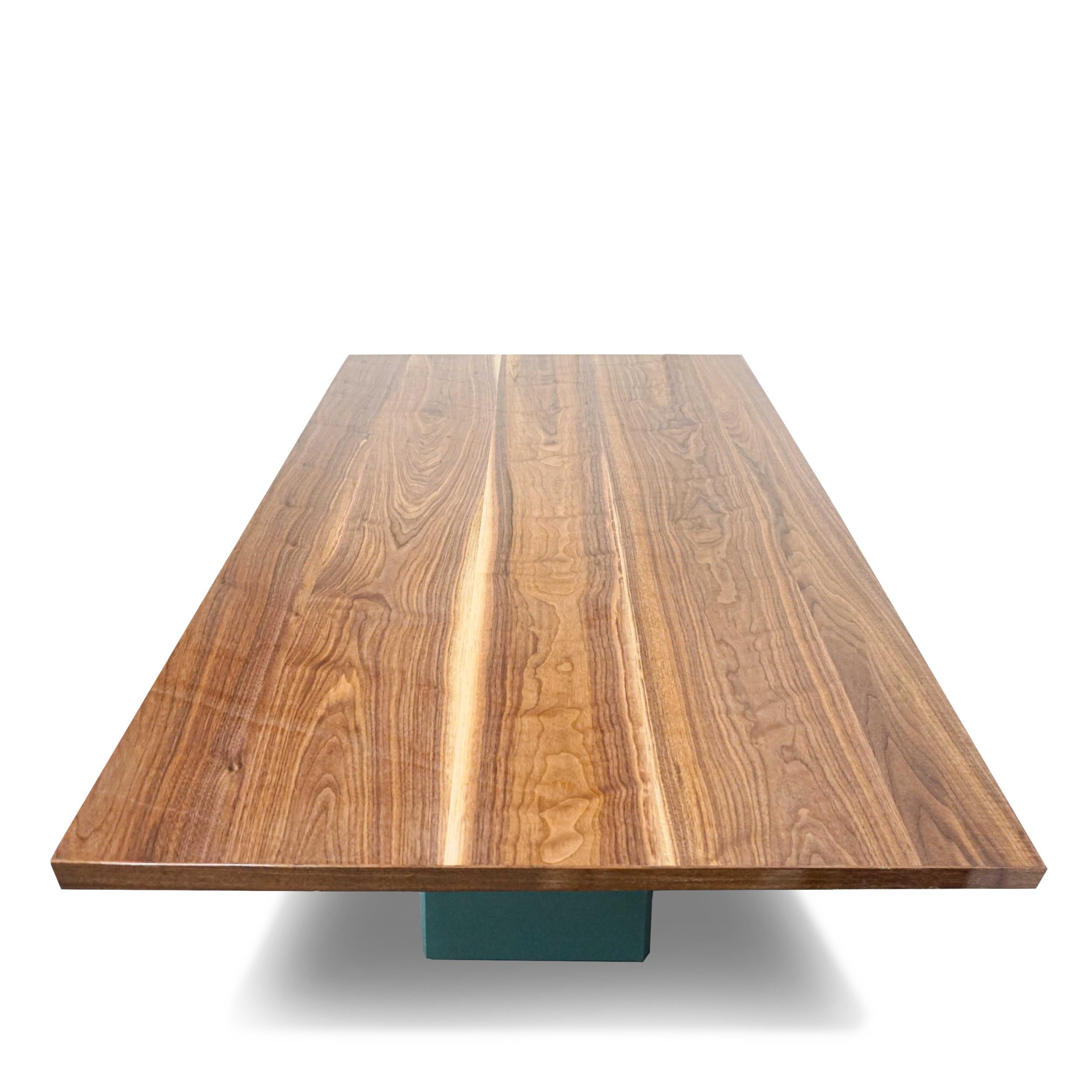 Rechteckiger Esstisch mit Platte aus massivem Nussbaumholz und X-Sockel, anpassbar (21. Jahrhundert und zeitgenössisch) im Angebot