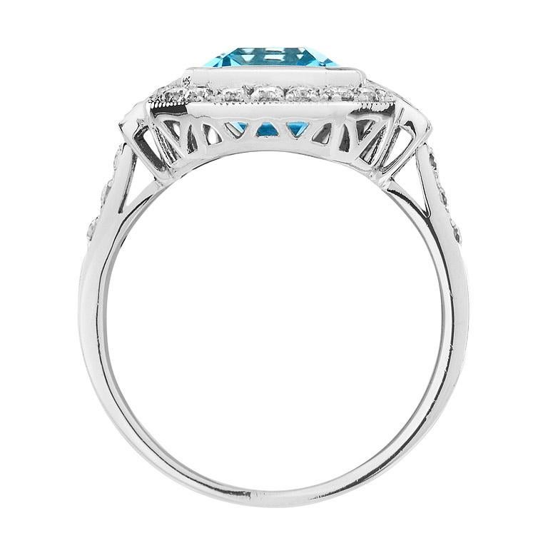 Bague rectangulaire en or blanc avec aigue-marine bleue taillée en émeraude et diamant de style Art déco Unisexe en vente