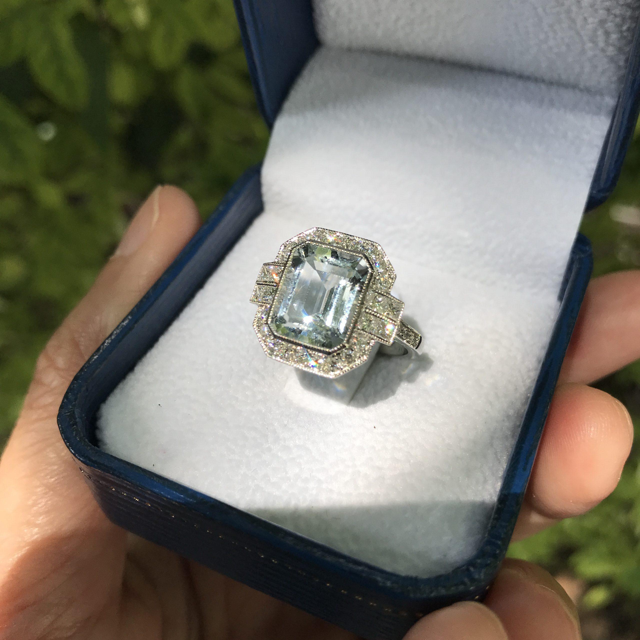 Bague rectangulaire en or blanc avec aigue-marine bleue taillée en émeraude et diamant de style Art déco en vente 1