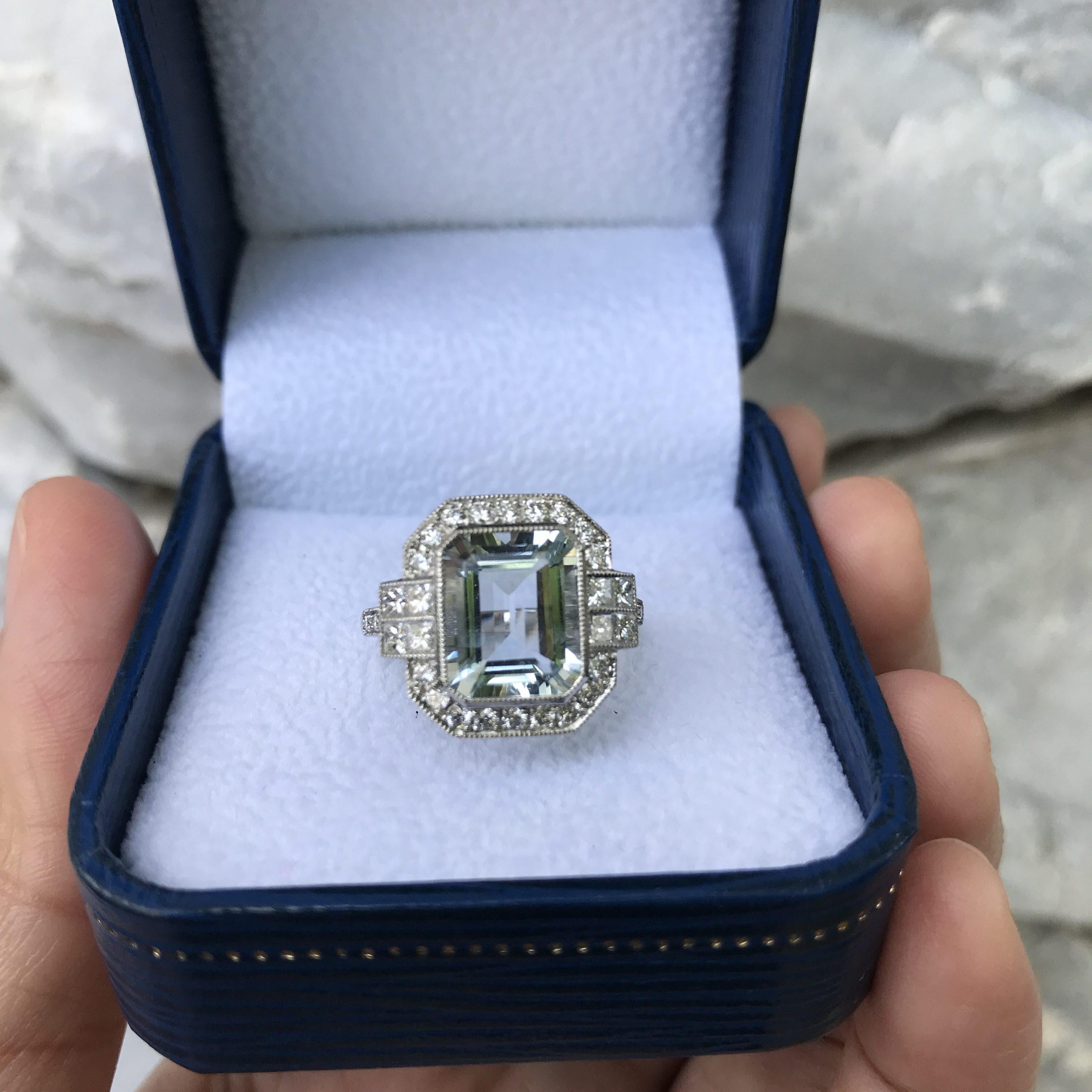 Bague rectangulaire en or blanc avec aigue-marine bleue taillée en émeraude et diamant de style Art déco en vente 2
