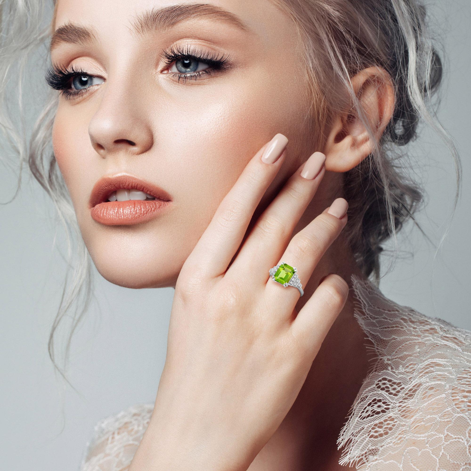 Rectangle Emerald Cut Green Peridot & Steps Diamond Filigree 14K White Gold Ring en venta 1