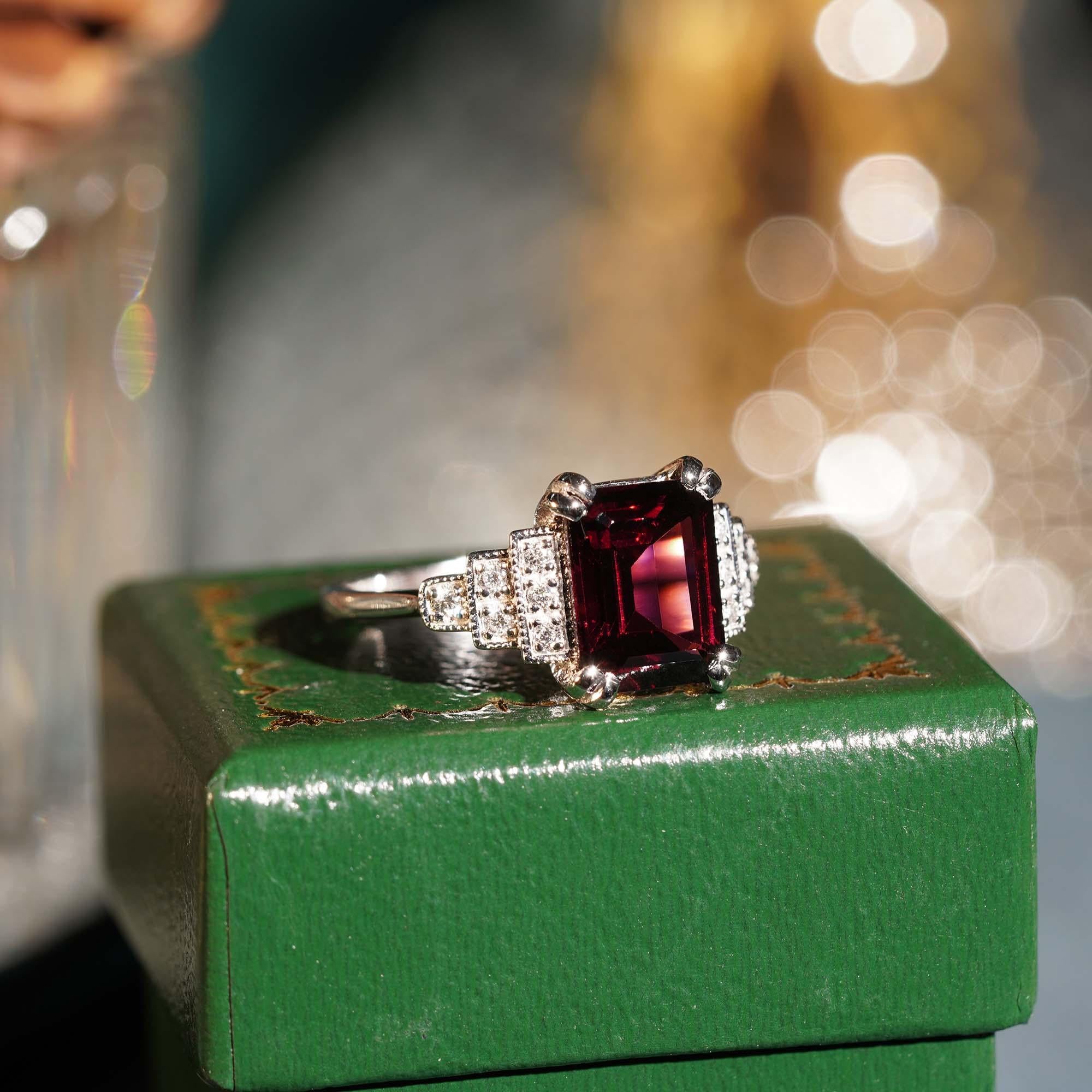 Rectangle Emerald Cut Red Rhodolite & Diamond Step Shoulder 14K White Gold Ring en venta 5
