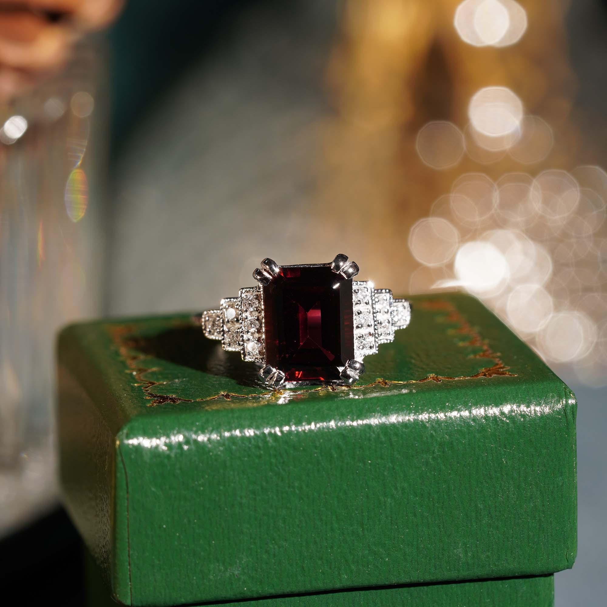 Rectangle Emerald Cut Red Rhodolite & Diamond Step Shoulder 14K White Gold Ring en venta 6