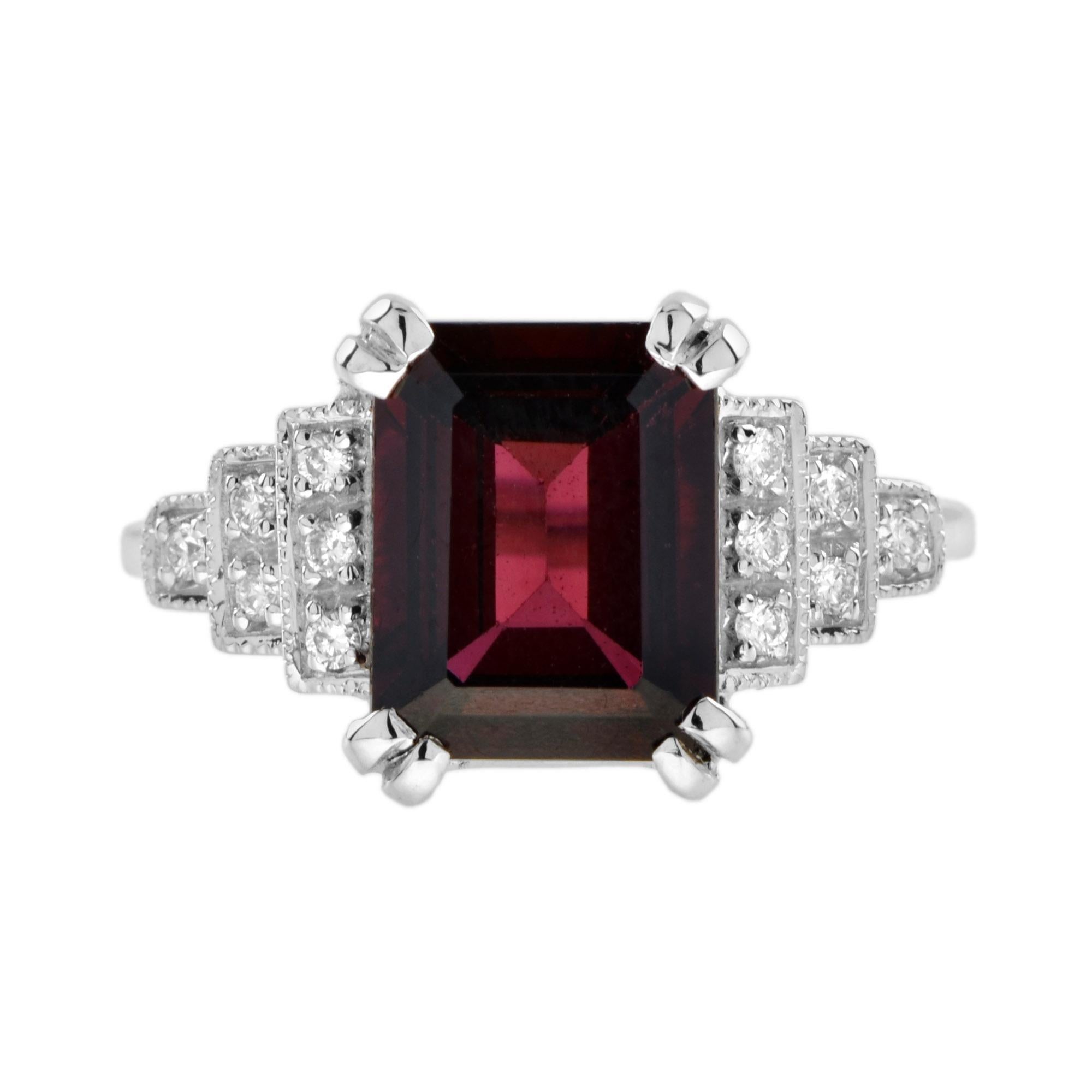 Beautifully crafted in gold, this gorgeous ring features a striking rhodolite set between step design diamonds set shoulders. With a total 12 diamonds, this exquisite ring is a wonderful addition to your fine jewelry collection.
Ring