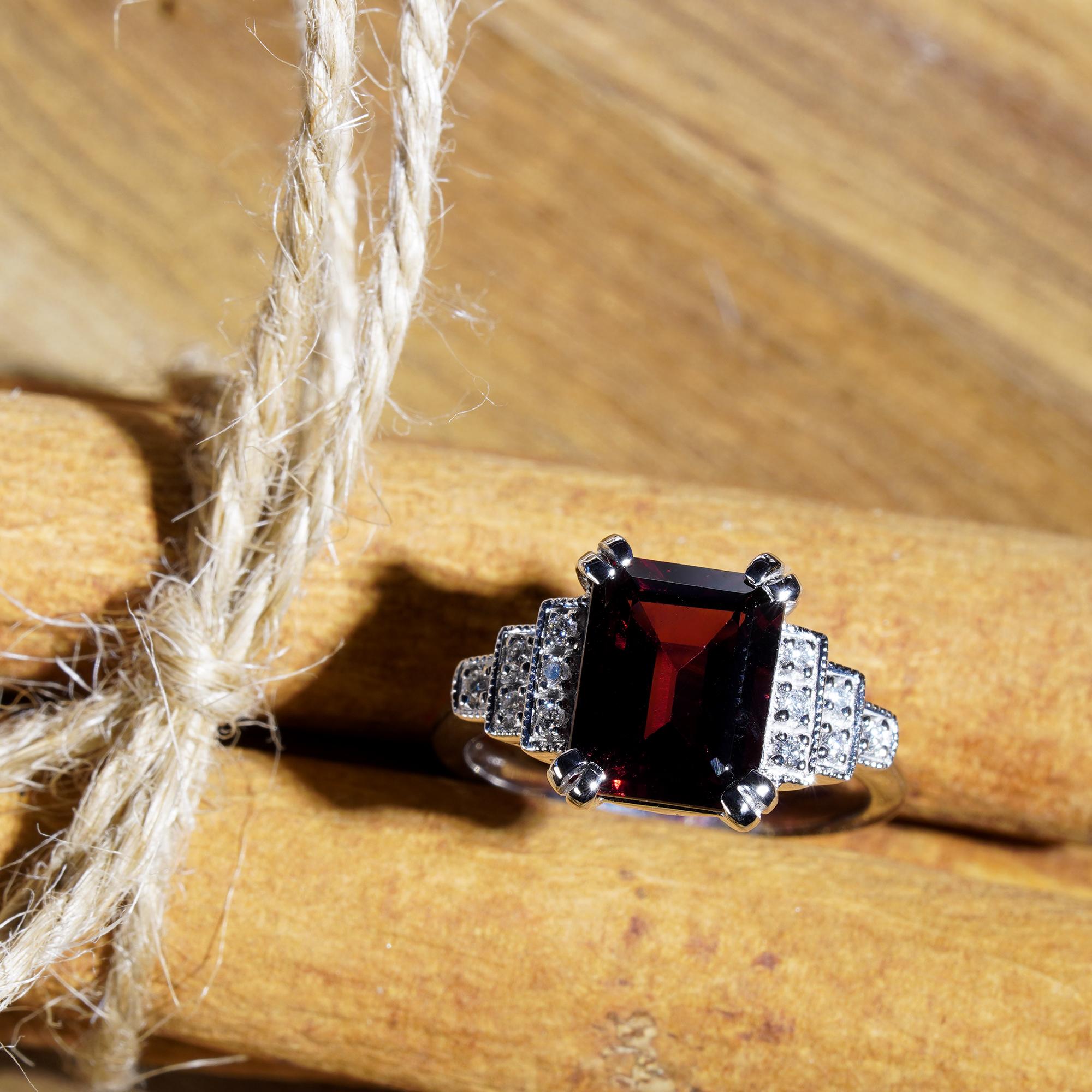 De las mujeres Rectangle Emerald Cut Red Rhodolite & Diamond Step Shoulder 14K White Gold Ring en venta