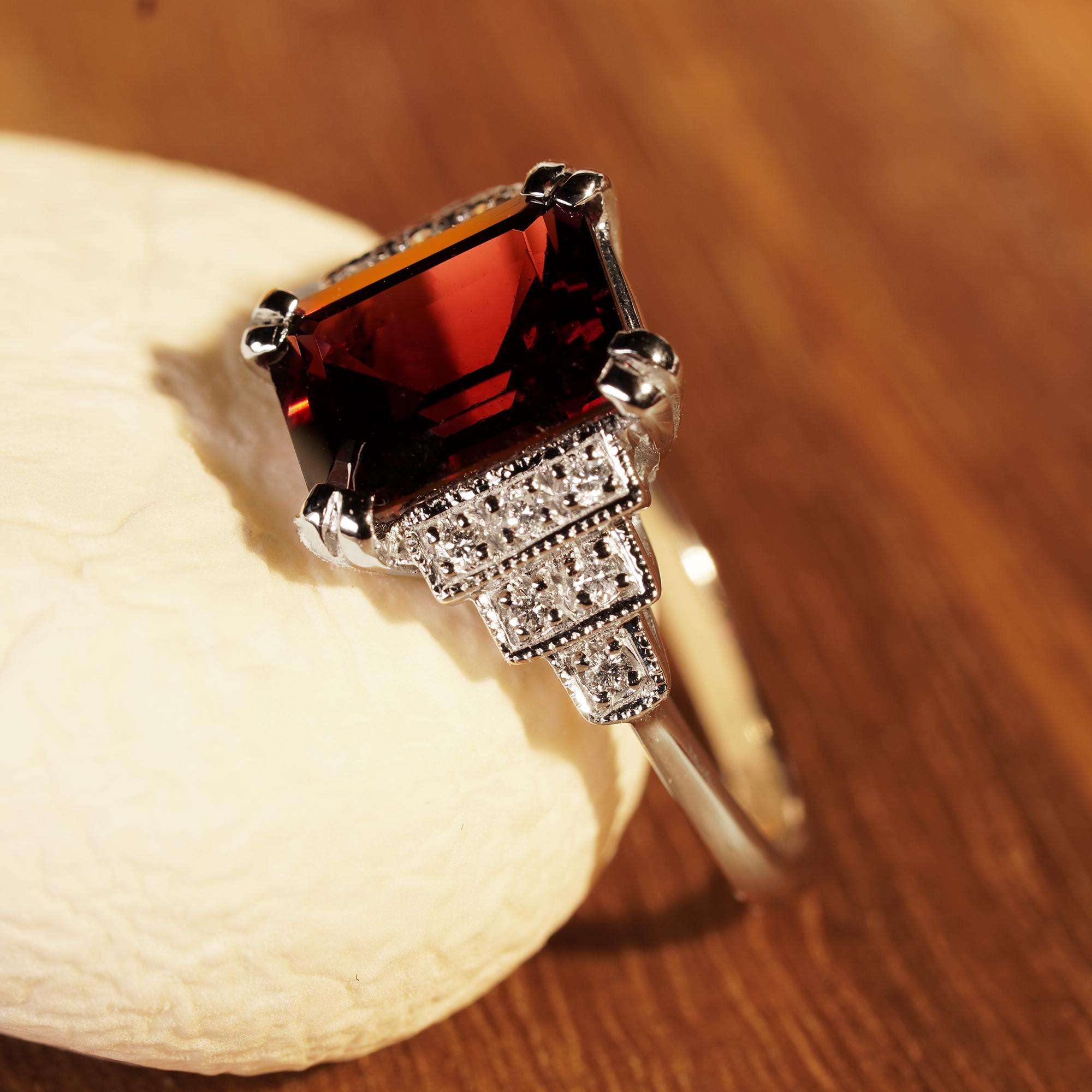 Rectangle Emerald Cut Red Rhodolite & Diamond Step Shoulder 14K White Gold Ring en venta 2