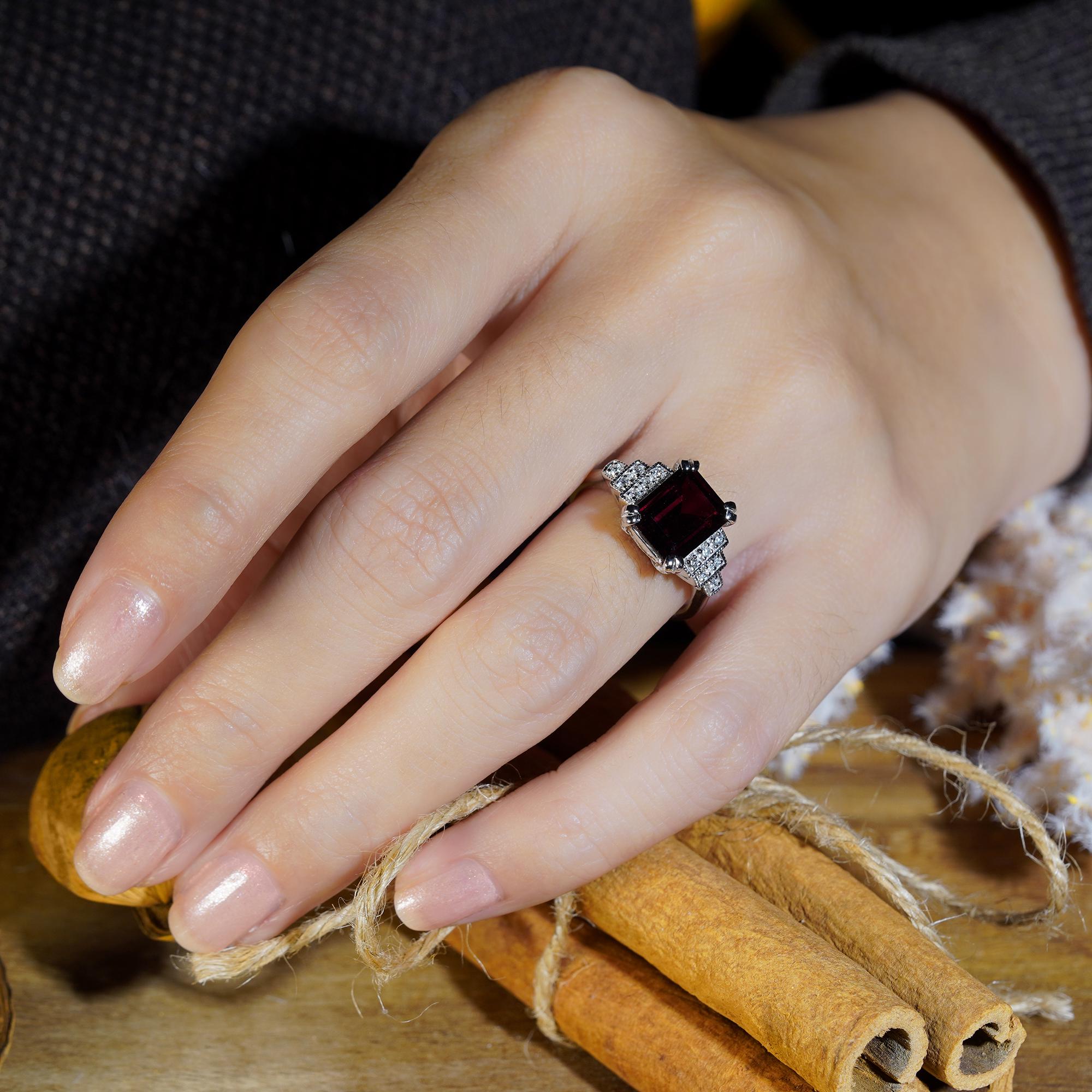 Rectangle Emerald Cut Red Rhodolite & Diamond Step Shoulder 14K White Gold Ring en venta 3