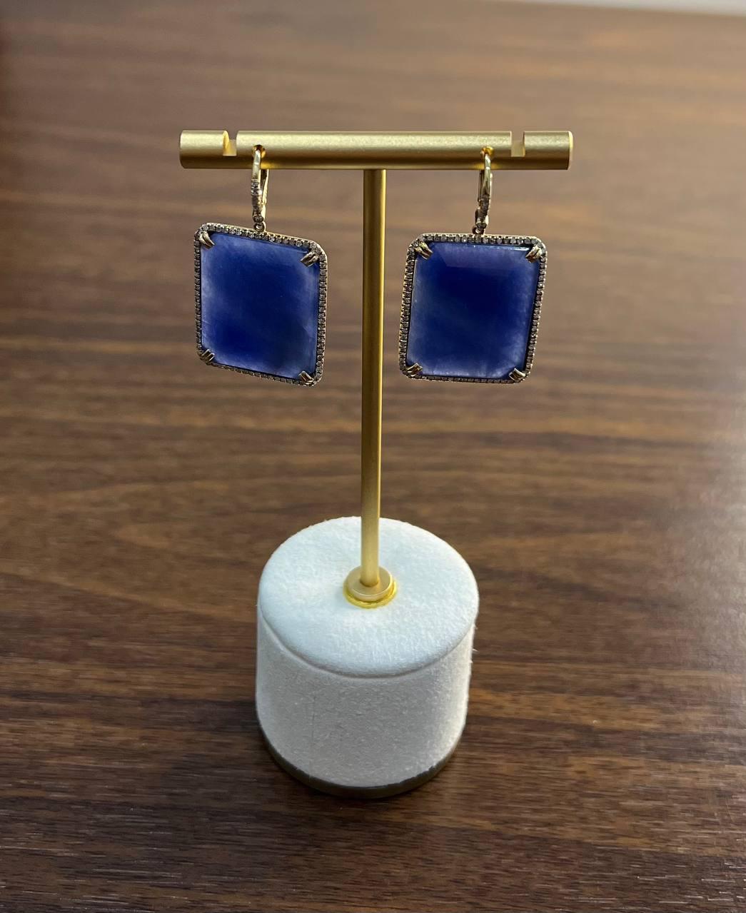 A striking pair of rectangular blue stone earrings set in 14 karat gold. The stones are framed with intricate halo of diamonds.
Diamonds: 0.68ctw
25x20 MM Blue Sapphire