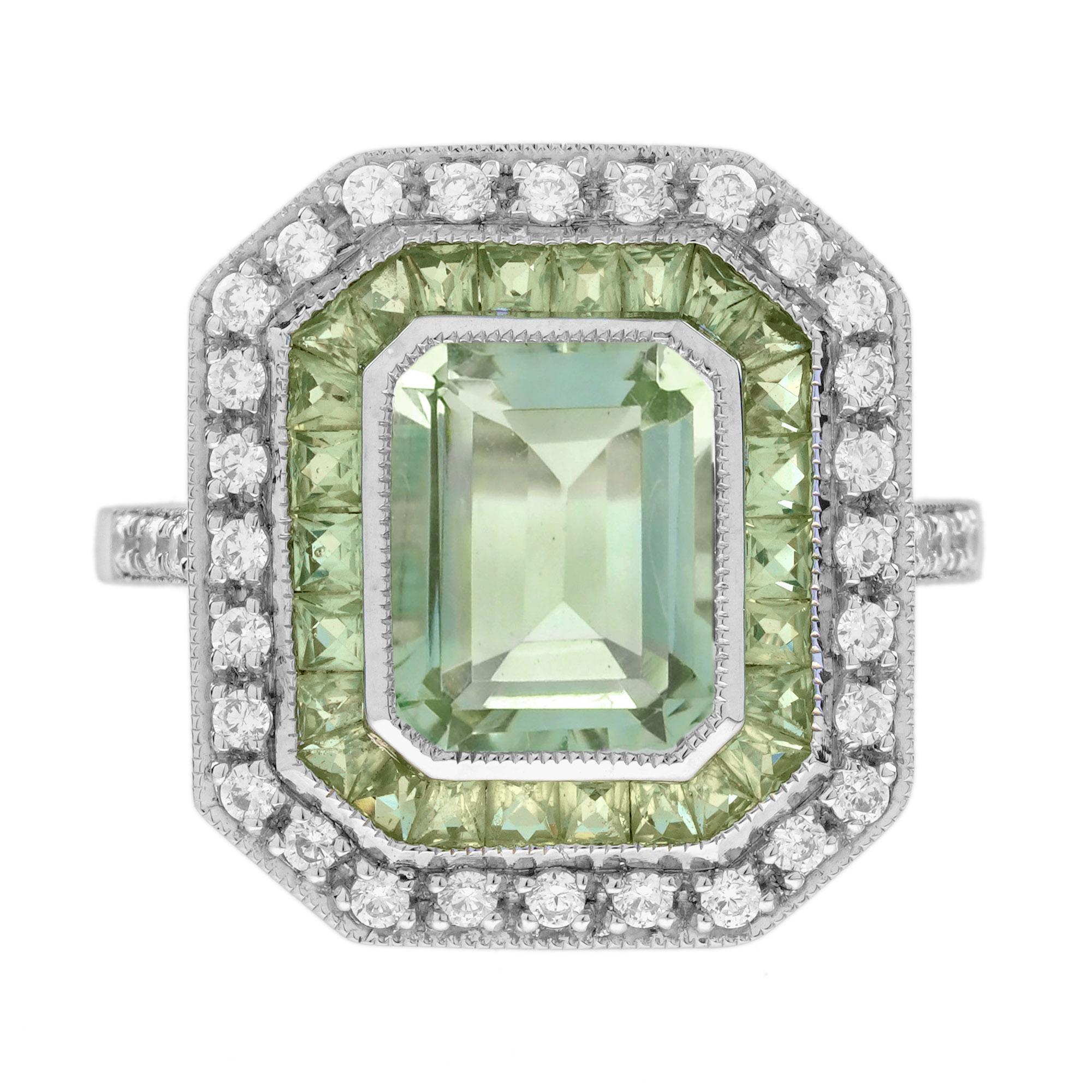 Cette bague de fiançailles en améthyste verte, péridot et diamant de style Art of Vintage allie élégance et charme vintage. L'améthyste verte de taille émeraude au centre est entourée de péridots vibrants, tandis qu'un diamant délicat ajoute une