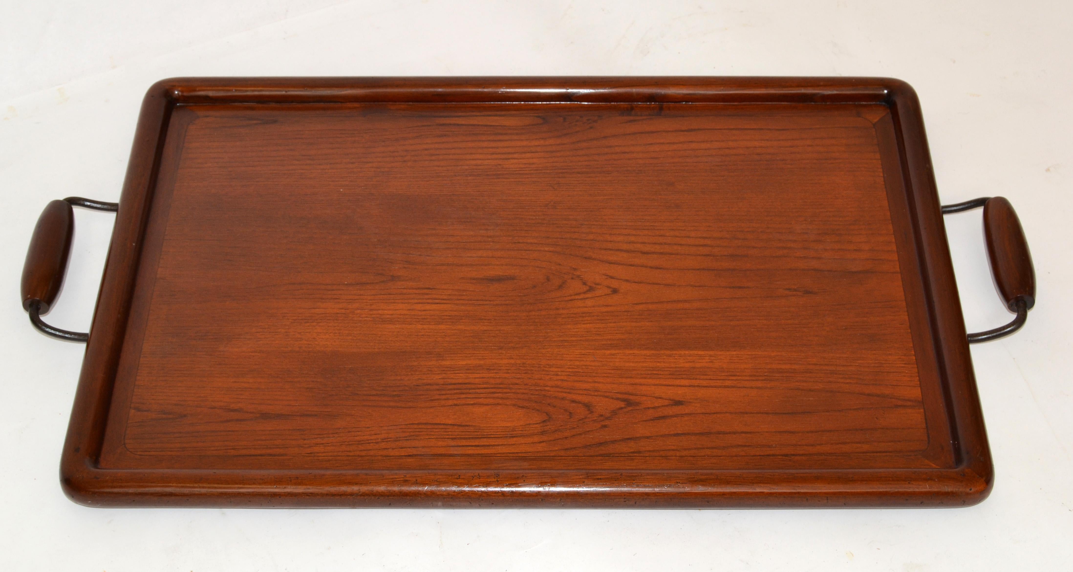 American organic modern handcrafted oak hardwood & steel decorative footed serving tray.
Note the lacquered turned Wood Handles, easy to carry and exceptional crafted.
Note the beautiful wood grain.
In original good vintage condition with some
