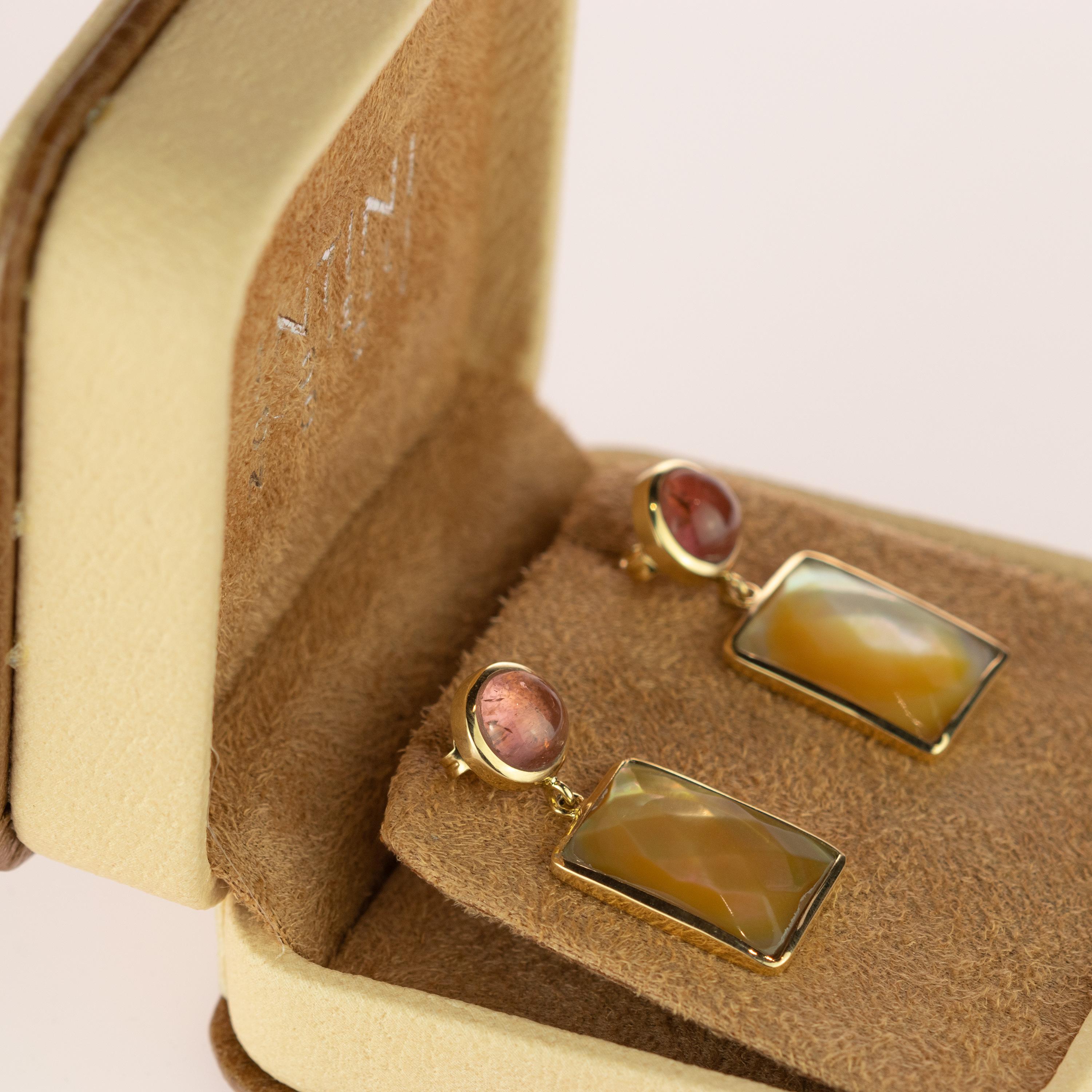 Orecchini a goccia rettangolari in oro 18 carati con tormalina e madreperla fatti a mano. In condizioni Nuovo in vendita a Milano, IT