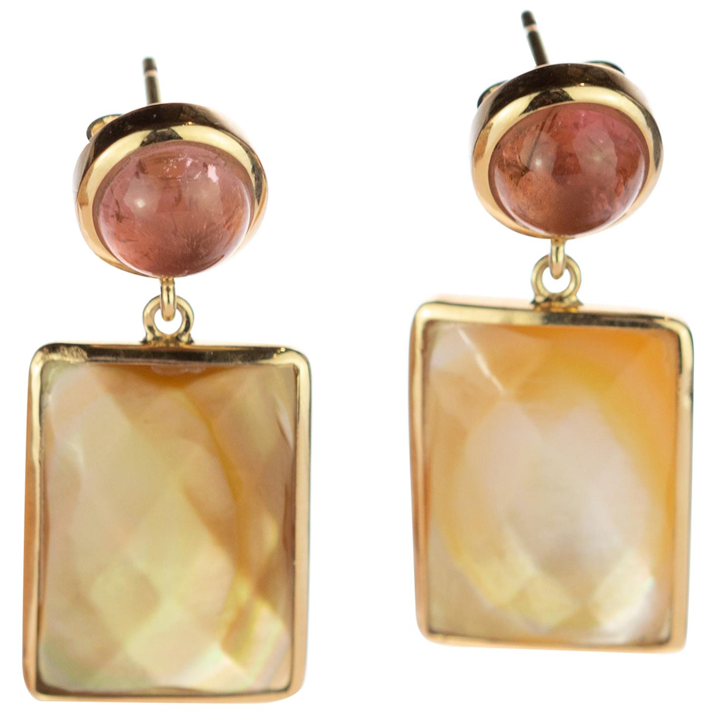 Orecchini a goccia rettangolari in oro 18 carati con tormalina e madreperla fatti a mano.