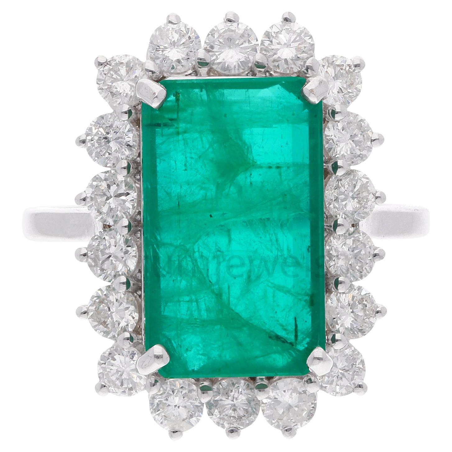Bague cocktail rectangulaire avec émeraude et diamants en or blanc 18 carats