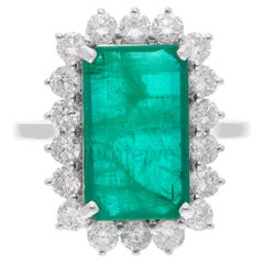 Bague cocktail rectangulaire avec émeraude et diamants en or blanc 18 carats