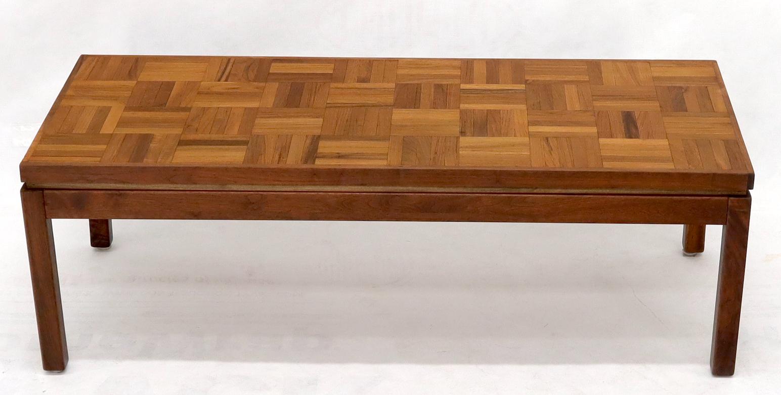 Table basse en noyer huilé à plateau en parquet compact de style moderne du milieu du siècle dernier. McCobb Risom decor match.